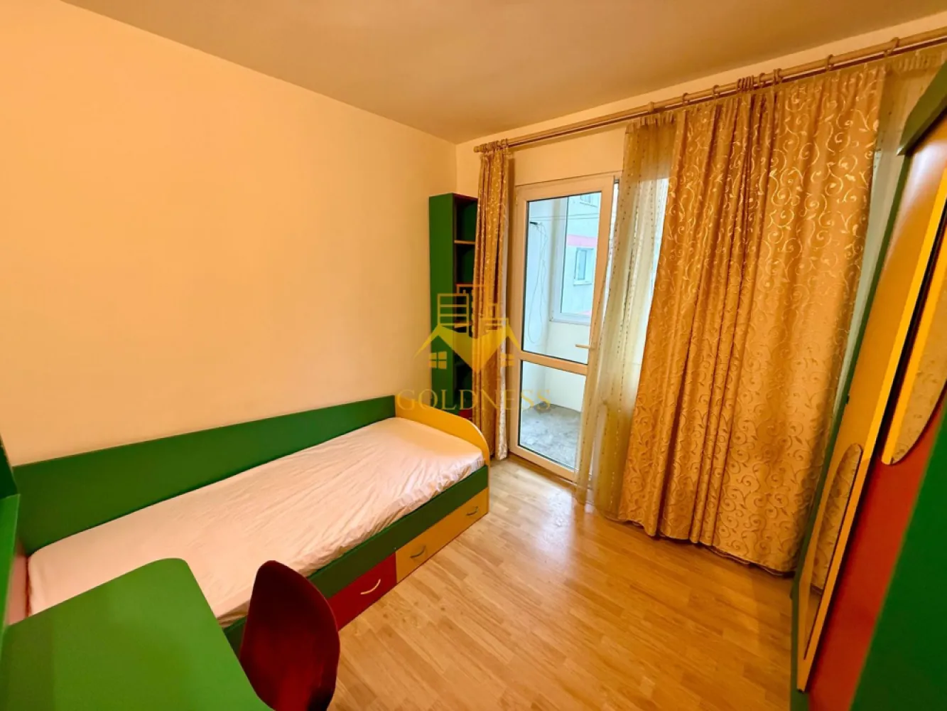 3 camere decomandate, Grigorescu, Fantanele, Profi, MOL, Pet Friendly - GOLDNESS Imobiliare vă propune spre închiriere un apartament cu 3 camere complet mobilat și utilat, la etajul 3 într-un imobil de 4 etaje, în Cartierul Grigorescu.
Se află în apropierea stațiilor de transport în comun, magazine, restaurante, spații verzi, farmacii, etc. 

Apartamentul este compartimentat astfel:
 - dormitor cu pat matrimonial, dulap, birou
 - dormitor cu pat matrimonial, dressing, birou
 - dormitor cu canapea extensibila, birou, dresing
 - bucatarie complet utilată și mobilată, loc de servit masa 
 - baie cu cada, calorifer port prosop și dulap pentru depozitare.
 - balcon de 4 mp.

Imobilul este dotat cu toate cele necesare- centrală proprie, frigider, aragaz, hotă, mașină de spălat haine, etc. 

Dacă sunteți interesați de acest apartament și doriți să îl vizionați, dar și pentru alte oferte nu ezitați să ne contactați telefonic sau prin e-mail. Vă stăm la dispoziție!
Pentru intermediere se percepe un comision de 50% din prețul chiriei!