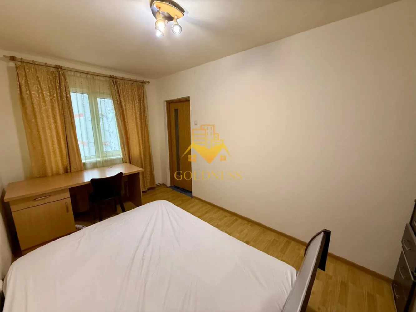 3 camere decomandate, Grigorescu, Fantanele, Profi, MOL, Pet Friendly - GOLDNESS Imobiliare vă propune spre închiriere un apartament cu 3 camere complet mobilat și utilat, la etajul 3 într-un imobil de 4 etaje, în Cartierul Grigorescu.
Se află în apropierea stațiilor de transport în comun, magazine, restaurante, spații verzi, farmacii, etc. 

Apartamentul este compartimentat astfel:
 - dormitor cu pat matrimonial, dulap, birou
 - dormitor cu pat matrimonial, dressing, birou
 - dormitor cu canapea extensibila, birou, dresing
 - bucatarie complet utilată și mobilată, loc de servit masa 
 - baie cu cada, calorifer port prosop și dulap pentru depozitare.
 - balcon de 4 mp.

Imobilul este dotat cu toate cele necesare- centrală proprie, frigider, aragaz, hotă, mașină de spălat haine, etc. 

Dacă sunteți interesați de acest apartament și doriți să îl vizionați, dar și pentru alte oferte nu ezitați să ne contactați telefonic sau prin e-mail. Vă stăm la dispoziție!
Pentru intermediere se percepe un comision de 50% din prețul chiriei!