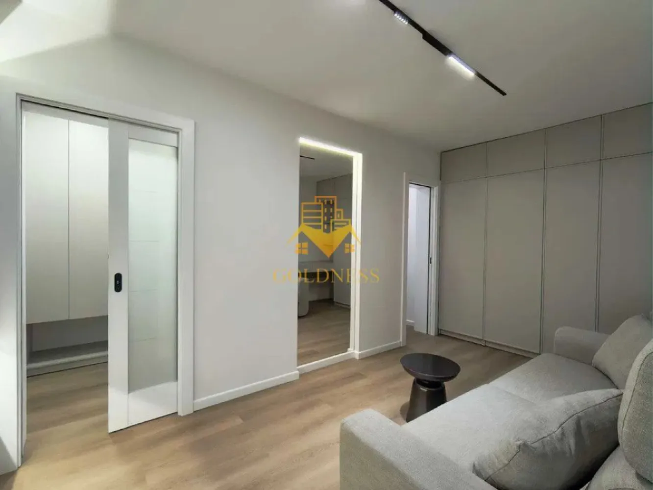 1 Camera Decomandata, Centru, P-ta Mihai Viteazu, Modern, Parcare - GOLDNESS Imobiliare vă propune spre închiriere o garsonieră decomandată, ultracentrală, situată în Piața Mihai Viteazul din Cluj-Napoca, la etajul 2 al unui imobil cu confort lux.
Garsoniera are o suprafață utilă de 28 mp și dispune de loc de parcare suprateran inclus în preț. Beneficiază de dotări premium precum centrală proprie, încălzire în pardoseală și aer condiționat, oferind un confort sporit.
Este ideală pentru 1 sau 2 persoane care își doresc o locuință modernă și elegantă într-o locație ultracentrală.
Garsoniera este complet mobilată și utilată cu mobilier nou, realizat pe comandă, și electrocasnice de ultimă generație.

Dotări și finisaje:

Gresie și faianță Marazzi
Baterii Hans Grohe
Parchet Gerflor
Obiecte sanitare Villeroy & Boch
Pat/canapea Divanissimi
Uși Porta Doors (gamă premium)
Mașină de spălat rufe și uscător Electrolux
Mașină de spălat vase, frigider, cuptor, plită cu inducție, hotă Electrolux
Geamuri cu rulouri venețiene
Centrală proprie Vaillant
Aer condiționat Daikin Stylish
TV Sony
Sistem anti-efracție DSC
Compartimentare:
Living: TV Sony, birou, canapea extensibilă, aer condiționat.
Bucătărie: plită electrică, hotă, cuptor electric, frigider.
Baie: cadă cu duș.

Informații suplimentare:
Nu se acceptă studenți și animale de companie.
Ocupabilă imediat.
Pentru intermediere se percepe un comision de 50% din prețul chiriei.
