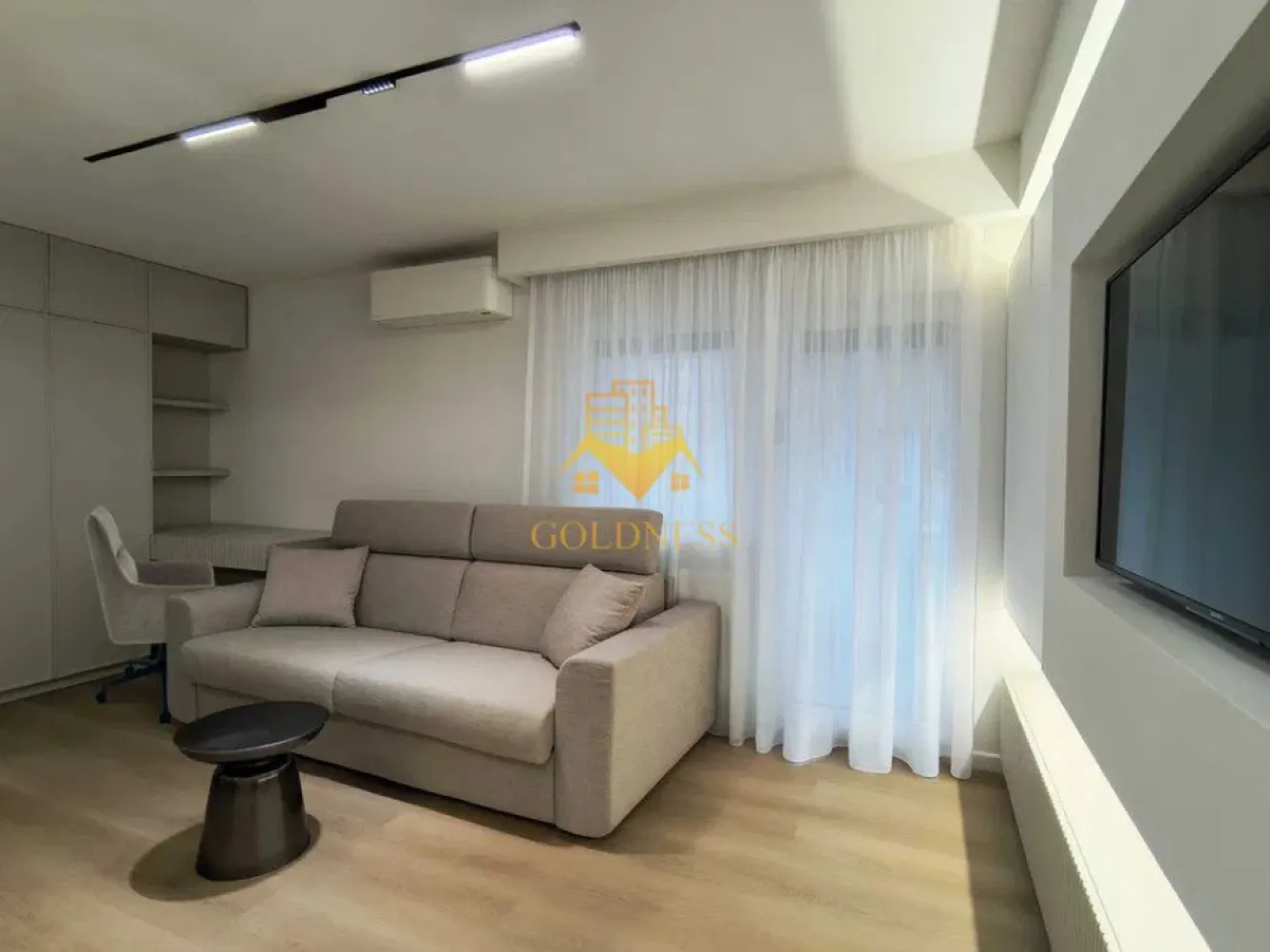 1 Camera Decomandata, Centru, P-ta Mihai Viteazu, Modern, Parcare - GOLDNESS Imobiliare vă propune spre închiriere o garsonieră decomandată, ultracentrală, situată în Piața Mihai Viteazul din Cluj-Napoca, la etajul 2 al unui imobil cu confort lux.
Garsoniera are o suprafață utilă de 28 mp și dispune de loc de parcare suprateran inclus în preț. Beneficiază de dotări premium precum centrală proprie, încălzire în pardoseală și aer condiționat, oferind un confort sporit.
Este ideală pentru 1 sau 2 persoane care își doresc o locuință modernă și elegantă într-o locație ultracentrală.
Garsoniera este complet mobilată și utilată cu mobilier nou, realizat pe comandă, și electrocasnice de ultimă generație.

Dotări și finisaje:

Gresie și faianță Marazzi
Baterii Hans Grohe
Parchet Gerflor
Obiecte sanitare Villeroy & Boch
Pat/canapea Divanissimi
Uși Porta Doors (gamă premium)
Mașină de spălat rufe și uscător Electrolux
Mașină de spălat vase, frigider, cuptor, plită cu inducție, hotă Electrolux
Geamuri cu rulouri venețiene
Centrală proprie Vaillant
Aer condiționat Daikin Stylish
TV Sony
Sistem anti-efracție DSC
Compartimentare:
Living: TV Sony, birou, canapea extensibilă, aer condiționat.
Bucătărie: plită electrică, hotă, cuptor electric, frigider.
Baie: cadă cu duș.

Informații suplimentare:
Nu se acceptă studenți și animale de companie.
Ocupabilă imediat.
Pentru intermediere se percepe un comision de 50% din prețul chiriei.