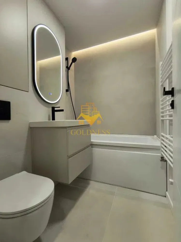 1 Camera Decomandata, Centru, P-ta Mihai Viteazu, Modern, Parcare - GOLDNESS Imobiliare vă propune spre închiriere o garsonieră decomandată, ultracentrală, situată în Piața Mihai Viteazul din Cluj-Napoca, la etajul 2 al unui imobil cu confort lux.
Garsoniera are o suprafață utilă de 28 mp și dispune de loc de parcare suprateran inclus în preț. Beneficiază de dotări premium precum centrală proprie, încălzire în pardoseală și aer condiționat, oferind un confort sporit.
Este ideală pentru 1 sau 2 persoane care își doresc o locuință modernă și elegantă într-o locație ultracentrală.
Garsoniera este complet mobilată și utilată cu mobilier nou, realizat pe comandă, și electrocasnice de ultimă generație.

Dotări și finisaje:

Gresie și faianță Marazzi
Baterii Hans Grohe
Parchet Gerflor
Obiecte sanitare Villeroy & Boch
Pat/canapea Divanissimi
Uși Porta Doors (gamă premium)
Mașină de spălat rufe și uscător Electrolux
Mașină de spălat vase, frigider, cuptor, plită cu inducție, hotă Electrolux
Geamuri cu rulouri venețiene
Centrală proprie Vaillant
Aer condiționat Daikin Stylish
TV Sony
Sistem anti-efracție DSC
Compartimentare:
Living: TV Sony, birou, canapea extensibilă, aer condiționat.
Bucătărie: plită electrică, hotă, cuptor electric, frigider.
Baie: cadă cu duș.

Informații suplimentare:
Nu se acceptă studenți și animale de companie.
Ocupabilă imediat.
Pentru intermediere se percepe un comision de 50% din prețul chiriei.
