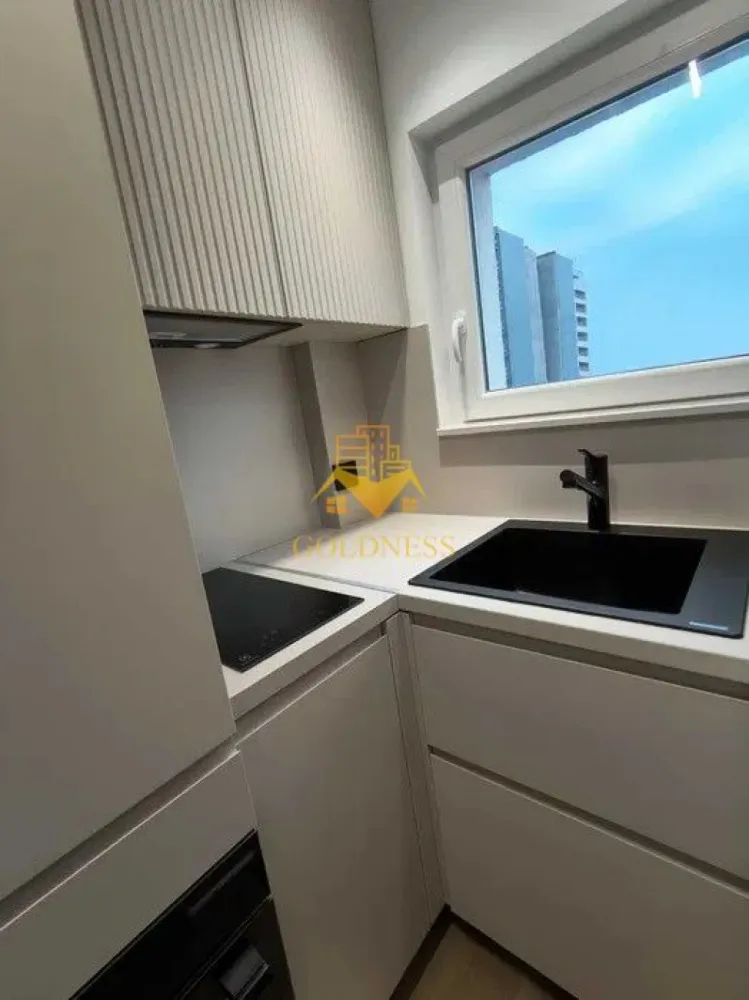 1 Camera Decomandata, Centru, P-ta Mihai Viteazu, Modern, Parcare - GOLDNESS Imobiliare vă propune spre închiriere o garsonieră decomandată, ultracentrală, situată în Piața Mihai Viteazul din Cluj-Napoca, la etajul 2 al unui imobil cu confort lux.
Garsoniera are o suprafață utilă de 28 mp și dispune de loc de parcare suprateran inclus în preț. Beneficiază de dotări premium precum centrală proprie, încălzire în pardoseală și aer condiționat, oferind un confort sporit.
Este ideală pentru 1 sau 2 persoane care își doresc o locuință modernă și elegantă într-o locație ultracentrală.
Garsoniera este complet mobilată și utilată cu mobilier nou, realizat pe comandă, și electrocasnice de ultimă generație.

Dotări și finisaje:

Gresie și faianță Marazzi
Baterii Hans Grohe
Parchet Gerflor
Obiecte sanitare Villeroy & Boch
Pat/canapea Divanissimi
Uși Porta Doors (gamă premium)
Mașină de spălat rufe și uscător Electrolux
Mașină de spălat vase, frigider, cuptor, plită cu inducție, hotă Electrolux
Geamuri cu rulouri venețiene
Centrală proprie Vaillant
Aer condiționat Daikin Stylish
TV Sony
Sistem anti-efracție DSC
Compartimentare:
Living: TV Sony, birou, canapea extensibilă, aer condiționat.
Bucătărie: plită electrică, hotă, cuptor electric, frigider.
Baie: cadă cu duș.

Informații suplimentare:
Nu se acceptă studenți și animale de companie.
Ocupabilă imediat.
Pentru intermediere se percepe un comision de 50% din prețul chiriei.