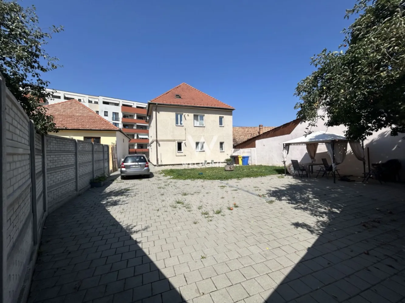 Casa individuala in Lazaret, langa Hotel Hermanns, la cheie - Casă individuală de vânzare în Sibiu – zona Lazaret, reper Hotel Hermanns

Agenția imobiliară Welhome propune spre vânzare o casă individuală spațioasă, situată într-o zonă liniștită din cartierul Lazaret, cu acces facil către centrul orașului și principalele puncte de interes.

Proprietatea are o suprafață utilă de 260 mp și este amplasată pe un teren de 373 mp, oferind 8 camere și o compartimentare flexibilă, potrivită atât pentru locuință, cât și pentru investiție sau activități de birou.

Compartimentare:

Regim de înălțime: Subsol + Parter + Etaj + Mansardă
Subsol (aprox. 42,5 mp): Pivniță ideală pentru depozitare

Parter + Etaj (aprox. 170 mp):
Parter: Două intrări, Hol de acces, Living mare (poate fi compartimentat în două camere), Două băi
Etaj: Hol, Living, Două dormitoare, Bucătărie separată, Baie, Cameră tehnică

Mansardă (aprox. 47,5 mp): Hol, Două dormitoare, Spațiu open space (ideal pentru living cu bucătărie), Cămară, Baie

Avantaje:

Zonă liniștită, cu acces rapid către centrul orașului
Aproape de Promenada Mall, gară și alte puncte de interes
Școli, grădinițe, magazine și farmacii în apropiere
Curte proprie (zonă verde + curte pavată)
Acces auto în curte
Posibilitate de apartamentare sau recompartimentare
Ideală pentru locuință multifamilială, investiție sau birouri
Bucătărie separată, mobilată și utilată
4 băi
Posibilități de parcare în curte și pe stradă

Stadiu și predare:
Imobilul este intabulat și disponibil imediat. Se predă parțial mobilat și utilat și poate fi achiziționat atât din surse proprii, cât și prin credit bancar.

Locație:
Casa este situată în cartierul Lazaret, într-o zonă retrasă și liniștită, dar foarte bine conectată la oraș. Străzile sunt complet amenajate, iar zona beneficiază de iluminat public.

O proprietate potrivită pentru cei care caută spațiu generos, poziționare bună și multiple posibilități de intrebuintare.