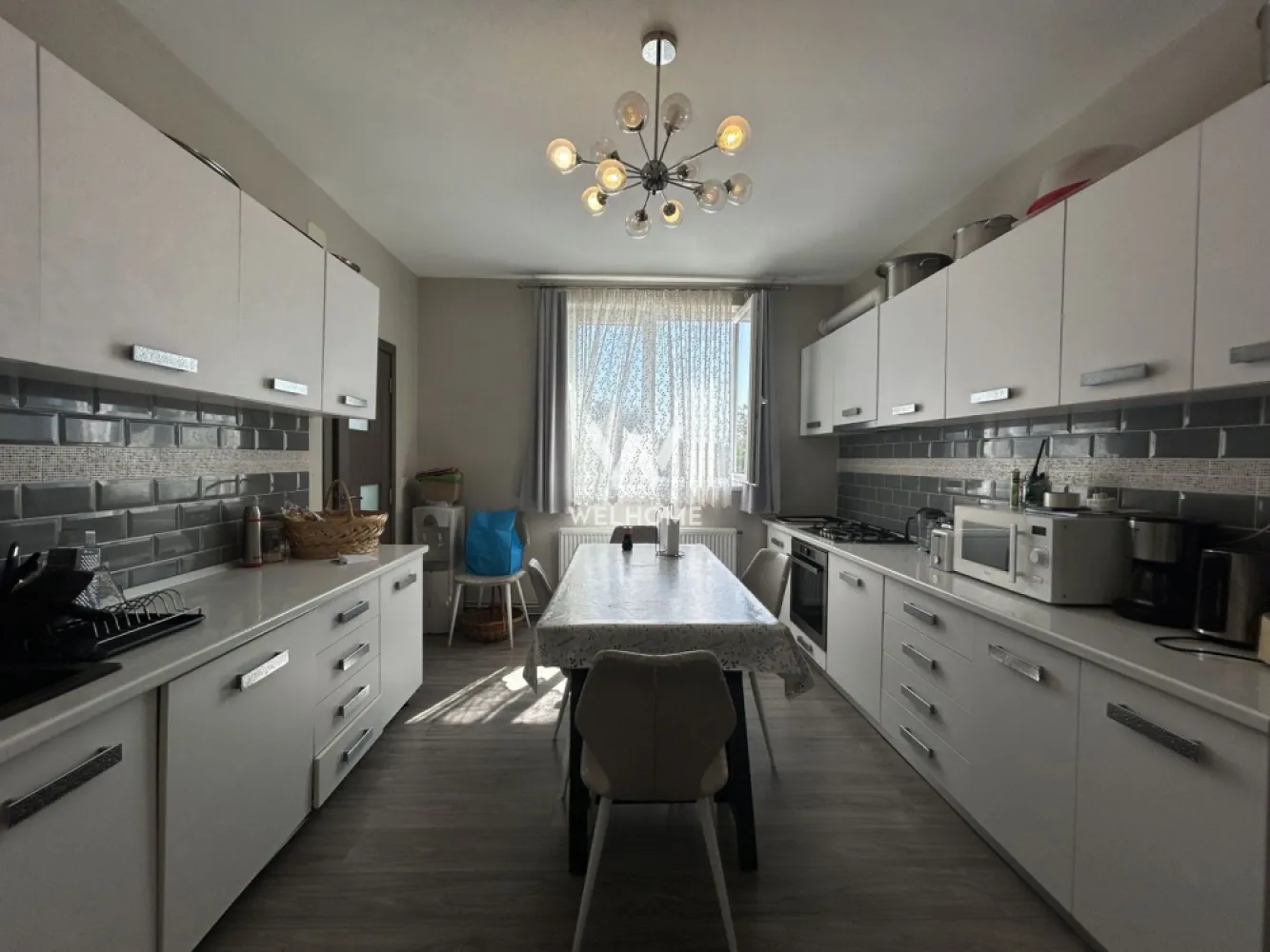 Casa individuala in Lazaret, langa Hotel Hermanns, la cheie - Casă individuală de vânzare în Sibiu – zona Lazaret, reper Hotel Hermanns

Agenția imobiliară Welhome propune spre vânzare o casă individuală spațioasă, situată într-o zonă liniștită din cartierul Lazaret, cu acces facil către centrul orașului și principalele puncte de interes.

Proprietatea are o suprafață utilă de 260 mp și este amplasată pe un teren de 373 mp, oferind 8 camere și o compartimentare flexibilă, potrivită atât pentru locuință, cât și pentru investiție sau activități de birou.

Compartimentare:

Regim de înălțime: Subsol + Parter + Etaj + Mansardă
Subsol (aprox. 42,5 mp): Pivniță ideală pentru depozitare

Parter + Etaj (aprox. 170 mp):
Parter: Două intrări, Hol de acces, Living mare (poate fi compartimentat în două camere), Două băi
Etaj: Hol, Living, Două dormitoare, Bucătărie separată, Baie, Cameră tehnică

Mansardă (aprox. 47,5 mp): Hol, Două dormitoare, Spațiu open space (ideal pentru living cu bucătărie), Cămară, Baie

Avantaje:

Zonă liniștită, cu acces rapid către centrul orașului
Aproape de Promenada Mall, gară și alte puncte de interes
Școli, grădinițe, magazine și farmacii în apropiere
Curte proprie (zonă verde + curte pavată)
Acces auto în curte
Posibilitate de apartamentare sau recompartimentare
Ideală pentru locuință multifamilială, investiție sau birouri
Bucătărie separată, mobilată și utilată
4 băi
Posibilități de parcare în curte și pe stradă

Stadiu și predare:
Imobilul este intabulat și disponibil imediat. Se predă parțial mobilat și utilat și poate fi achiziționat atât din surse proprii, cât și prin credit bancar.

Locație:
Casa este situată în cartierul Lazaret, într-o zonă retrasă și liniștită, dar foarte bine conectată la oraș. Străzile sunt complet amenajate, iar zona beneficiază de iluminat public.

O proprietate potrivită pentru cei care caută spațiu generos, poziționare bună și multiple posibilități de intrebuintare.