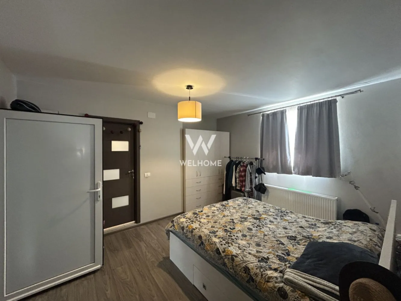 Casa individuala in Lazaret, langa Hotel Hermanns, la cheie - Casă individuală de vânzare în Sibiu – zona Lazaret, reper Hotel Hermanns

Agenția imobiliară Welhome propune spre vânzare o casă individuală spațioasă, situată într-o zonă liniștită din cartierul Lazaret, cu acces facil către centrul orașului și principalele puncte de interes.

Proprietatea are o suprafață utilă de 260 mp și este amplasată pe un teren de 373 mp, oferind 8 camere și o compartimentare flexibilă, potrivită atât pentru locuință, cât și pentru investiție sau activități de birou.

Compartimentare:

Regim de înălțime: Subsol + Parter + Etaj + Mansardă
Subsol (aprox. 42,5 mp): Pivniță ideală pentru depozitare

Parter + Etaj (aprox. 170 mp):
Parter: Două intrări, Hol de acces, Living mare (poate fi compartimentat în două camere), Două băi
Etaj: Hol, Living, Două dormitoare, Bucătărie separată, Baie, Cameră tehnică

Mansardă (aprox. 47,5 mp): Hol, Două dormitoare, Spațiu open space (ideal pentru living cu bucătărie), Cămară, Baie

Avantaje:

Zonă liniștită, cu acces rapid către centrul orașului
Aproape de Promenada Mall, gară și alte puncte de interes
Școli, grădinițe, magazine și farmacii în apropiere
Curte proprie (zonă verde + curte pavată)
Acces auto în curte
Posibilitate de apartamentare sau recompartimentare
Ideală pentru locuință multifamilială, investiție sau birouri
Bucătărie separată, mobilată și utilată
4 băi
Posibilități de parcare în curte și pe stradă

Stadiu și predare:
Imobilul este intabulat și disponibil imediat. Se predă parțial mobilat și utilat și poate fi achiziționat atât din surse proprii, cât și prin credit bancar.

Locație:
Casa este situată în cartierul Lazaret, într-o zonă retrasă și liniștită, dar foarte bine conectată la oraș. Străzile sunt complet amenajate, iar zona beneficiază de iluminat public.

O proprietate potrivită pentru cei care caută spațiu generos, poziționare bună și multiple posibilități de intrebuintare.