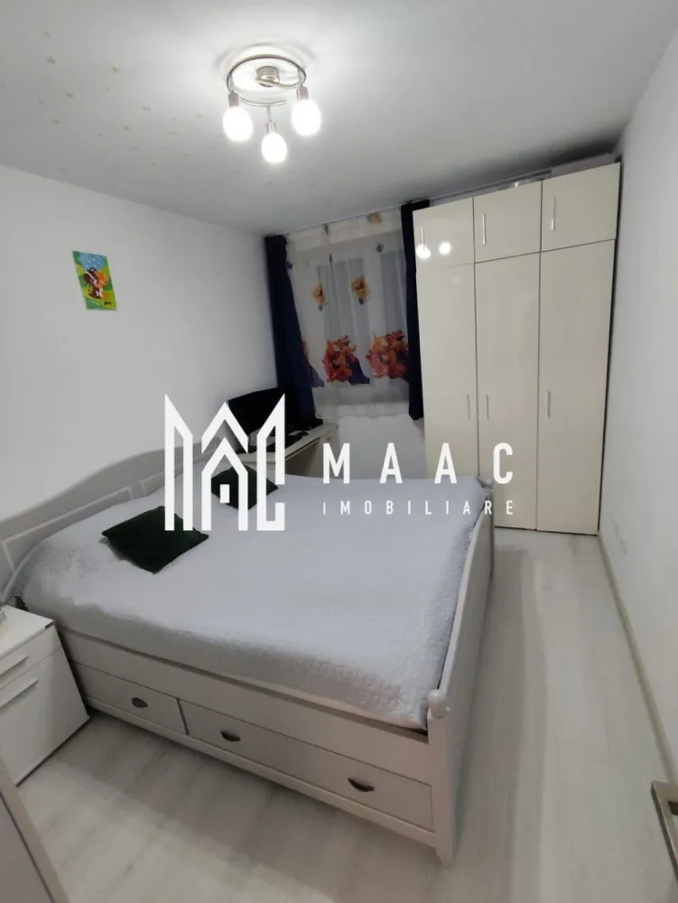 Apartament 3 camere | Etaj 2 | 2 Balcoane | Calea Surii Mici - MAAC Imobiliare vă propune spre vânzare un apartament cu 3 camere, situat într-o zonă liniștită și în plină dezvoltare – Calea Șurii Mici, în ansamblul rezidențial Kastani Residence, Sibiu. Etaj: 2/3 Suprafață utilă: 55 mp 2 balcoane: 3 mp și 7 mp Loc de parcare privat inclus Complet mobilat și utilat Proprietatea este ideală atât pentru locuit, cât și ca investiție, fiind atent compartimentată pentru confort și funcționalitate. Se vinde așa cum se prezintă în fotografii – cu mobilier de calitate și electrocasnice incluse. Avantaje: Compartimentare eficientă: living cu bucătărie open space, 2 dormitoare, baie, 2 balcoane Loc de parcare inclus în preț Etaj intermediar (2/3) – confort termic sporit Ansamblu rezidențial modern, cu acces facil către zona industrială vest, autostradă și Aeroport Nu rata ocazia de a locui într-un apartament cochet, într-o zonă în continuă dezvoltare! Pentru mai multe informații sau pentru programarea unei vizionări, echipa MAAC Imobiliare este aici pentru tine! ID: CP2491398. }}