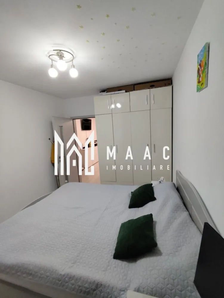 Apartament 3 camere | Etaj 2 | 2 Balcoane | Calea Surii Mici - MAAC Imobiliare vă propune spre vânzare un apartament cu 3 camere, situat într-o zonă liniștită și în plină dezvoltare – Calea Șurii Mici, în ansamblul rezidențial Kastani Residence, Sibiu. Etaj: 2/3 Suprafață utilă: 55 mp 2 balcoane: 3 mp și 7 mp Loc de parcare privat inclus Complet mobilat și utilat Proprietatea este ideală atât pentru locuit, cât și ca investiție, fiind atent compartimentată pentru confort și funcționalitate. Se vinde așa cum se prezintă în fotografii – cu mobilier de calitate și electrocasnice incluse. Avantaje: Compartimentare eficientă: living cu bucătărie open space, 2 dormitoare, baie, 2 balcoane Loc de parcare inclus în preț Etaj intermediar (2/3) – confort termic sporit Ansamblu rezidențial modern, cu acces facil către zona industrială vest, autostradă și Aeroport Nu rata ocazia de a locui într-un apartament cochet, într-o zonă în continuă dezvoltare! Pentru mai multe informații sau pentru programarea unei vizionări, echipa MAAC Imobiliare este aici pentru tine! ID: CP2491398. }}