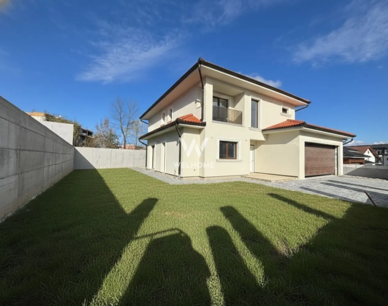Casa individuala CU GARAJ SIBIU - Casa individuala 500mp Teren ZONA EL GRINGO-SIBIU

-Situata in Selimbar intr-o zona unde predomina constructiile noi, mai exact casele cu un regim scazut de inaltime.
-Suprafata utila: 211 mp.
-Suprafata teren : 500mp din care curte libera de 365 mp.
-Casa are regimul de inaltime P+E si dispune de garaj pentru doua autovehicule cu acces direct in casa.
-Compartimentata astfel:
Parter:
-hol 
- living
-oc de luat masa 
-bucatarie inchisa 
-baie de serviciu 
 -baie 
- birou/ dormitor
-spatiu tehnic 
-spalatorie 
 Acces in terasa din zona de zi 

ETAJ:
-Hol
-Doua dormitoare cu acces in balcon
-Spatiu de depozutare/ dressing pe hol
-Baie spatioasa 
-Dormitor matrimonial cu o baie imensa si dressing.

-Predarea imobilelor: EXTERIORUL se va preda la stadiul CHEIE, cu izolatie din vata bazaltica, curtea va fi predata ingradita si nivelata, cu porti de acces spre intrarea in casa si garaj iar accesul spre acestea pavat, 
INTERIORUL se va preda LA ALB, cu instalatiile electrice si sanitare pe pozitie, incalzire in pardoseala, sape turnate, centrala termica, acoperis cu tigla, geamuri si usi termopan exterioare cu trei foi de sticla, usa intrare antiefractie.

Termenul de predare 2025
-Mod de plata agreat: cash /credit.

PRET: 505.000 EURO + TVA