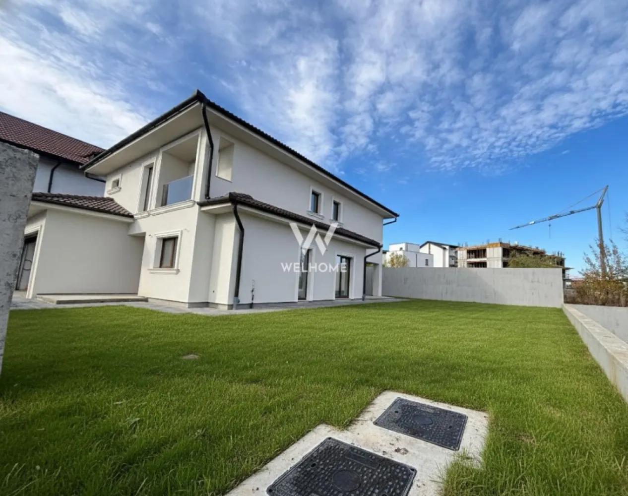 Casa individuala CU GARAJ SIBIU - Casa individuala 500mp Teren ZONA EL GRINGO-SIBIU

-Situata in Selimbar intr-o zona unde predomina constructiile noi, mai exact casele cu un regim scazut de inaltime.
-Suprafata utila: 211 mp.
-Suprafata teren : 500mp din care curte libera de 365 mp.
-Casa are regimul de inaltime P+E si dispune de garaj pentru doua autovehicule cu acces direct in casa.
-Compartimentata astfel:
Parter:
-hol 
- living
-oc de luat masa 
-bucatarie inchisa 
-baie de serviciu 
 -baie 
- birou/ dormitor
-spatiu tehnic 
-spalatorie 
 Acces in terasa din zona de zi 

ETAJ:
-Hol
-Doua dormitoare cu acces in balcon
-Spatiu de depozutare/ dressing pe hol
-Baie spatioasa 
-Dormitor matrimonial cu o baie imensa si dressing.

-Predarea imobilelor: EXTERIORUL se va preda la stadiul CHEIE, cu izolatie din vata bazaltica, curtea va fi predata ingradita si nivelata, cu porti de acces spre intrarea in casa si garaj iar accesul spre acestea pavat, 
INTERIORUL se va preda LA ALB, cu instalatiile electrice si sanitare pe pozitie, incalzire in pardoseala, sape turnate, centrala termica, acoperis cu tigla, geamuri si usi termopan exterioare cu trei foi de sticla, usa intrare antiefractie.

Termenul de predare 2025
-Mod de plata agreat: cash /credit.

PRET: 505.000 EURO + TVA