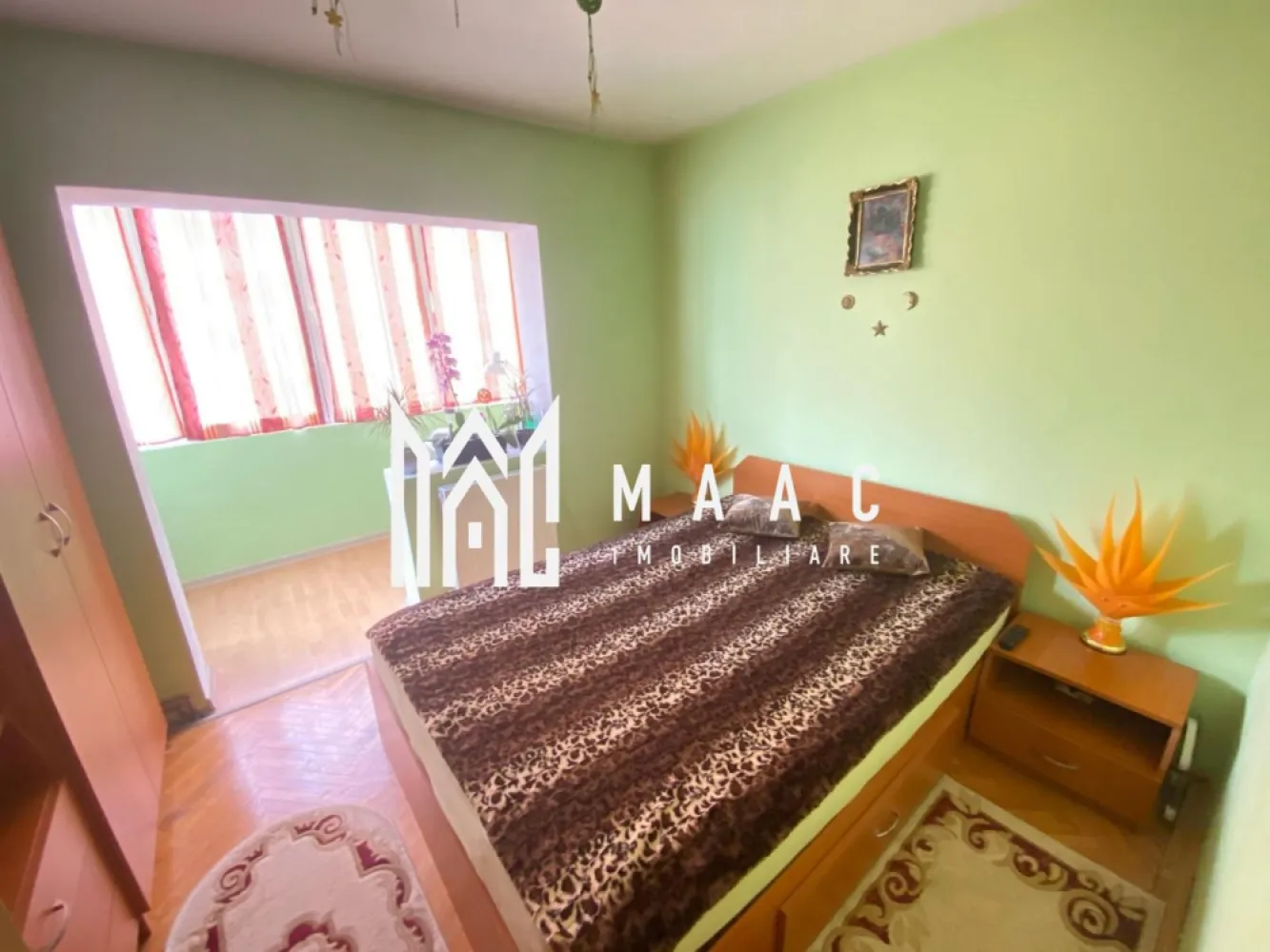 Apartament 3 camere | Etaj intermediar | Balcon | Lift | Vasile Aaron - MAAC Imobiliare vă propune spre vânzare un apartament cu 3 camere, situat la etajul 3/10 al unui imobil pe Str. Semaforului. Suprafață utilă: 64,2 mp + 4 mp balcon Compartimentare: Living 2 dormitoare Baie cu geam de aerisire Bucătărie cu spațiu de depozitare Hol Dressing (cu posibilitatea de a amenaja un WC de serviciu) Avantaje: Pivniță Acces la mijloace de transport în comun Etaj intermediar Magazine alimentare în apropiere Instituții de învățământ în zonă Lift nou Acces facil către toate punctele de interes Apartamentul se vinde exact așa cum se vede în fotografii. Pentru mai multe informații, vă rugăm să menționați ID-ul anunțului CP2491076 atunci când ne contactați telefonic. }}