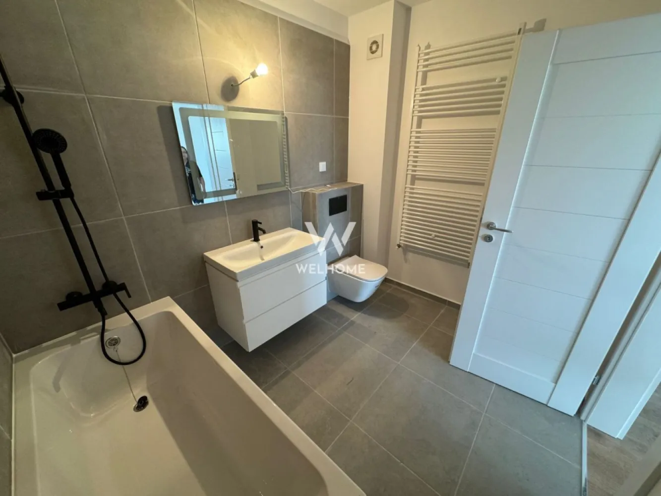Apartament 3 camere LA CHEIE, Doamna Stanca - COMISION ZERO, CUMPARATI DIRECT DE LA DEZVOLTATOR
Apartament cu 3 camere, situat pe strada Doamna Stanca,intr-un ansamblu residential nou.
Bloc cu lift
Suprafat utila: 67.9mp +balcon de 8.95mp 
Compartimentare: 
Hol, baie, dormitor, living cu bucatarie si iesire pe balcon, hol, baie, dormitor 

Predare interior, in functie de preferinte:
LA CHEIE: centrala termica, calorifere, parchet, gresie, faianta, obiecte sanitare bai, usi de interior. Tu vii doar cu mobila!

Preturi: 128.200 Euro LA CHEIE

Un loc de parcare inclus in pret.
Extra se poate achizitiona un loc de parcare acoperit 12000 euro