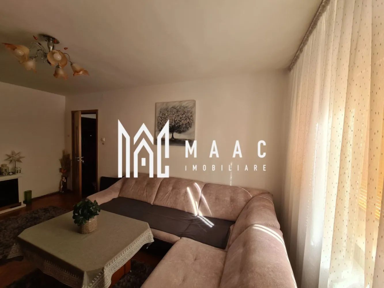 Apartament 3 camere | Etaj intermediar | Balcon | Lift | Vasile Aaron - MAAC Imobiliare vă propune spre vânzare un apartament cu 3 camere, situat la etajul 3/10 al unui imobil pe Str. Semaforului. Suprafață utilă: 64,2 mp + 4 mp balcon Compartimentare: Living 2 dormitoare Baie cu geam de aerisire Bucătărie cu spațiu de depozitare Hol Dressing (cu posibilitatea de a amenaja un WC de serviciu) Avantaje: Pivniță Acces la mijloace de transport în comun Etaj intermediar Magazine alimentare în apropiere Instituții de învățământ în zonă Lift nou Acces facil către toate punctele de interes Apartamentul se vinde exact așa cum se vede în fotografii. Pentru mai multe informații, vă rugăm să menționați ID-ul anunțului CP2491076 atunci când ne contactați telefonic. }}