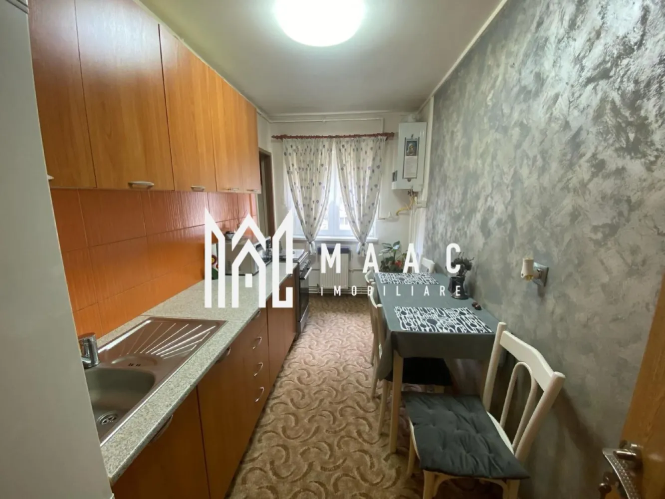 Apartament 3 camere | Etaj intermediar | Balcon | Lift | Vasile Aaron - MAAC Imobiliare vă propune spre vânzare un apartament cu 3 camere, situat la etajul 3/10 al unui imobil pe Str. Semaforului. Suprafață utilă: 64,2 mp + 4 mp balcon Compartimentare: Living 2 dormitoare Baie cu geam de aerisire Bucătărie cu spațiu de depozitare Hol Dressing (cu posibilitatea de a amenaja un WC de serviciu) Avantaje: Pivniță Acces la mijloace de transport în comun Etaj intermediar Magazine alimentare în apropiere Instituții de învățământ în zonă Lift nou Acces facil către toate punctele de interes Apartamentul se vinde exact așa cum se vede în fotografii. Pentru mai multe informații, vă rugăm să menționați ID-ul anunțului CP2491076 atunci când ne contactați telefonic. }}