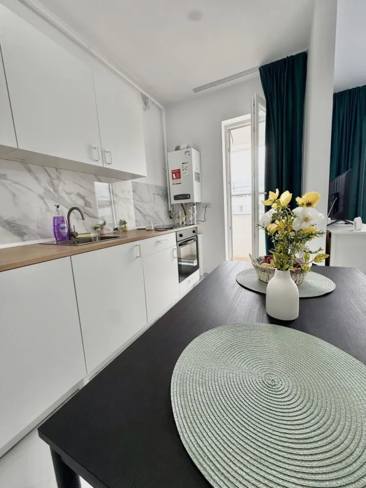 Garsoniera mobilata Miliatari Residence - Rezervelor - TVA INCLUS !!

Vă prezentăm o garsonieră deosebită, situată în cartierul Militari Residence, într-un bloc modern cu regim de înălțime P+6, poziționat strategic pentru a vă oferi confort și accesibilitate.

Detalii proprietate:

- Tip: Garsonieră
- Etaj intermediar
- Finalizata - mutare imediata !!
- Locație: Militari Residence

Avantaje:

- Bloc nou, construit cu materiale de calitate, garantând un standard ridicat de confort.
- Poziție excelentă, în imediata apropiere a mijloacelor de transport în comun, pentru o deplasare facilă către orice zonă a orașului.
- Acces rapid la instituții educaționale (școli publice), centre comerciale, supermarketuri și mall-uri.
- Zonă liniștită, ideală pentru locuit sau investiție.

Acum este momentul să achiziționați locuința visurilor dumneavoastră!

Contactați-ne pentru mai multe detalii și programarea unei vizionări.