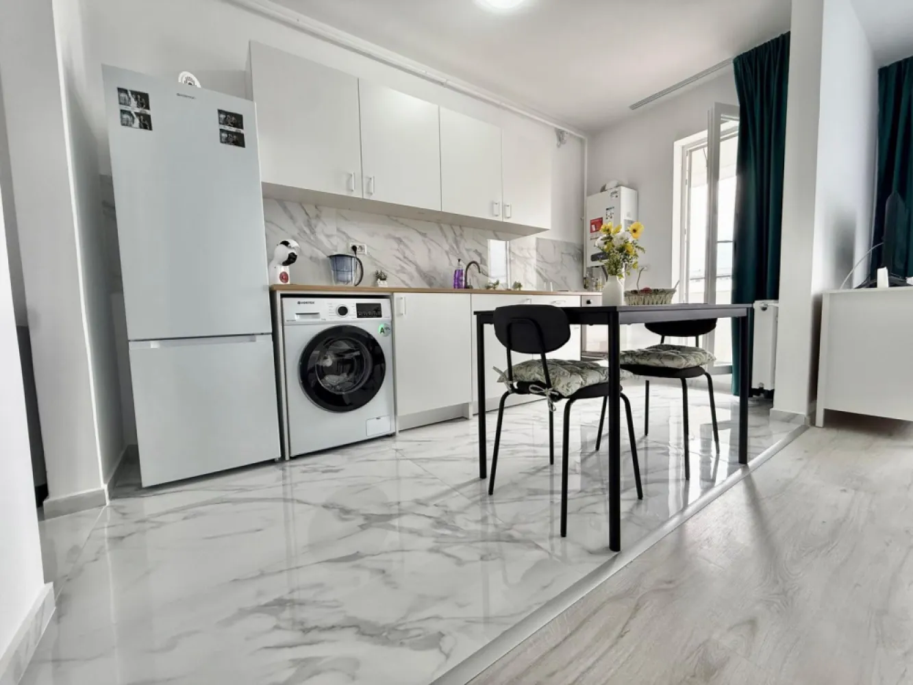 Garsoniera mobilata Miliatari Residence - Rezervelor - TVA INCLUS !!

Vă prezentăm o garsonieră deosebită, situată în cartierul Militari Residence, într-un bloc modern cu regim de înălțime P+6, poziționat strategic pentru a vă oferi confort și accesibilitate.

Detalii proprietate:

- Tip: Garsonieră
- Etaj intermediar
- Finalizata - mutare imediata !!
- Locație: Militari Residence

Avantaje:

- Bloc nou, construit cu materiale de calitate, garantând un standard ridicat de confort.
- Poziție excelentă, în imediata apropiere a mijloacelor de transport în comun, pentru o deplasare facilă către orice zonă a orașului.
- Acces rapid la instituții educaționale (școli publice), centre comerciale, supermarketuri și mall-uri.
- Zonă liniștită, ideală pentru locuit sau investiție.

Acum este momentul să achiziționați locuința visurilor dumneavoastră!

Contactați-ne pentru mai multe detalii și programarea unei vizionări.