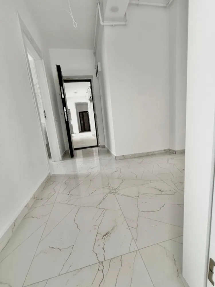 Ap. doua camere zona Militari Residence DOUA BALCOANE - TVA INCLUS !!

Comision 0%

Bine ati venit intr-o oaza de confort și rafinament în inima cartierului Militari Residence!

Aceasta proprietate îți oferă o oportunitate unică de a locui într-un spațiu elegant, perfect adaptat pentru nevoile tale.

Detalii Cheie:

Locație Ideală: Situat în cartierul Militari Residence, acest apartament oferă acces facil la toate facilitățile urbane, incluzând magazine, restaurante, parcuri și centre de învățământ.

Design Modern: Cu finisaje de înaltă calitate, acest apartament emană eleganță și confort. Spațiile luminoase și bine iluminate se îmbină perfect pentru a crea un ambient primitor și relaxant.

2 Camere Spațioase: Cu două camere generoase, acest apartament este potrivit pentru cupluri sau familii mici în căutarea unei locuințe confortabile și practică.

Balcon Privat: Beneficiază de doua balcoane, unde poți savura o cafea în timp ce te bucuri de aerul proaspăt și de priveliștea încântătoare a cartierului.

Facilități Suplimentare:

Parcare Asigurată: poti beneficia contra-cost de loc de parcare privat, oferindu-ți comoditate și siguranță pentru mașină.

Securitate 24/7: Militari Residence este un cartier sigur, astfel încât să te poți bucura de liniște și pace în fiecare zi.

Acces Rapid la Transport Public: Cu acces ușor la mijloacele de transport în comun, te vei bucura de conexiuni rapide către orice destinație din București.

Nu rata ocazia de a locui într-un apartament ce oferă combinația perfectă între confort, stil și funcționalitate. Contactează-ne astăzi pentru a programa o vizionare și a începe o nouă etapă a vieții tale într-o locuință de vis!
