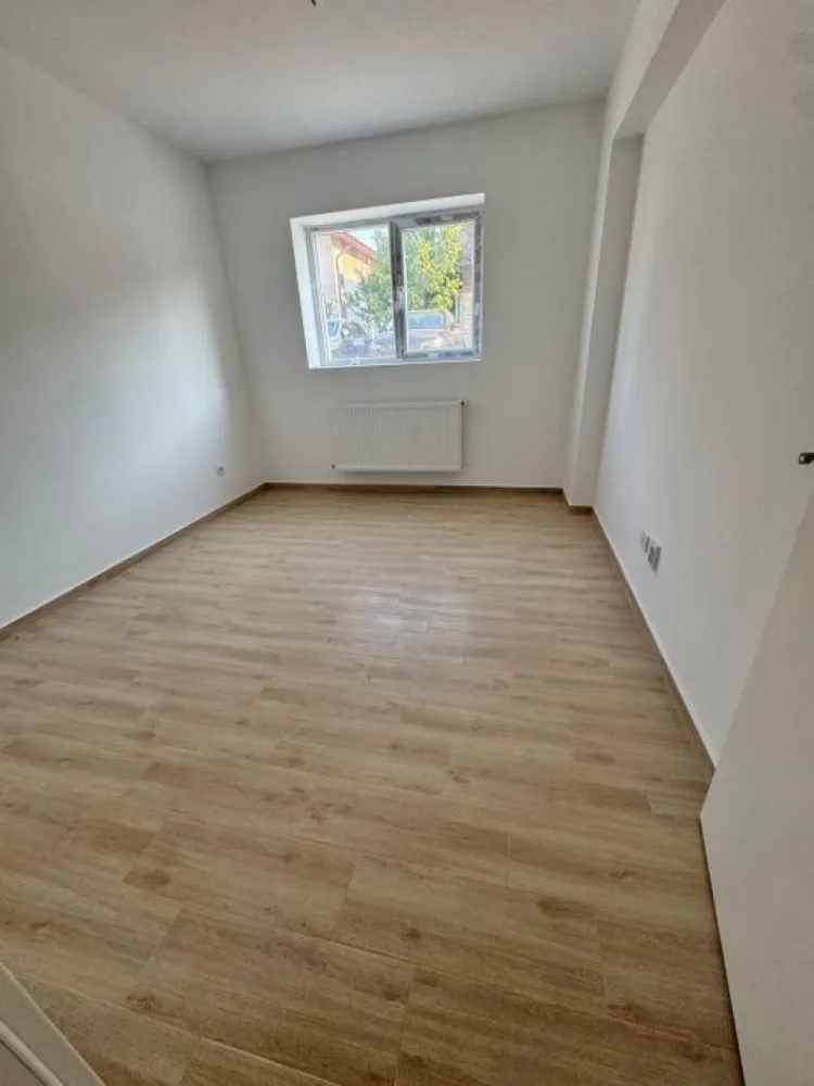 Apartament 2 camere Militari Residence mutare imediata - TVA INCLUS !!

Bine ati venit intr-o oaza de confort și rafinament în inima cartierului Militari Residence!

Aceasta proprietate îți oferă o oportunitate unică de a locui într-un spațiu elegant, perfect adaptat pentru nevoile tale.

Detalii Cheie:

Locație Ideală: Situat în cartierul Militari Residence, acest apartament oferă acces facil la toate facilitățile urbane, incluzând magazine, restaurante, parcuri și centre de învățământ.

Design Modern: Cu finisaje de înaltă calitate, acest apartament emană eleganță și confort. Spațiile luminoase și bine iluminate se îmbină perfect pentru a crea un ambient primitor și relaxant.

2 Camere Spațioase: Cu două camere generoase, acest apartament este potrivit pentru cupluri sau familii mici în căutarea unei locuințe confortabile și practică.

Balcon Privat: Beneficiază de un balcon privat, unde poți savura o cafea în timp ce te bucuri de aerul proaspăt și de priveliștea încântătoare a cartierului.

Facilități Suplimentare:

Parcare Asigurată: poti beneficia contra-cost de loc de parcare privat, oferindu-ți comoditate și siguranță pentru mașină.

Securitate 24/7: Militari Residence este un cartier sigur, astfel încât să te poți bucura de liniște și pace în fiecare zi.

Acces Rapid la Transport Public: Cu acces ușor la mijloacele de transport în comun, te vei bucura de conexiuni rapide către orice destinație din București.

Nu rata ocazia de a locui într-un apartament ce oferă combinația perfectă între confort, stil și funcționalitate. Contactează-ne astăzi pentru a programa o vizionare și a începe o nouă etapă a vieții tale într-o locuință de vis!