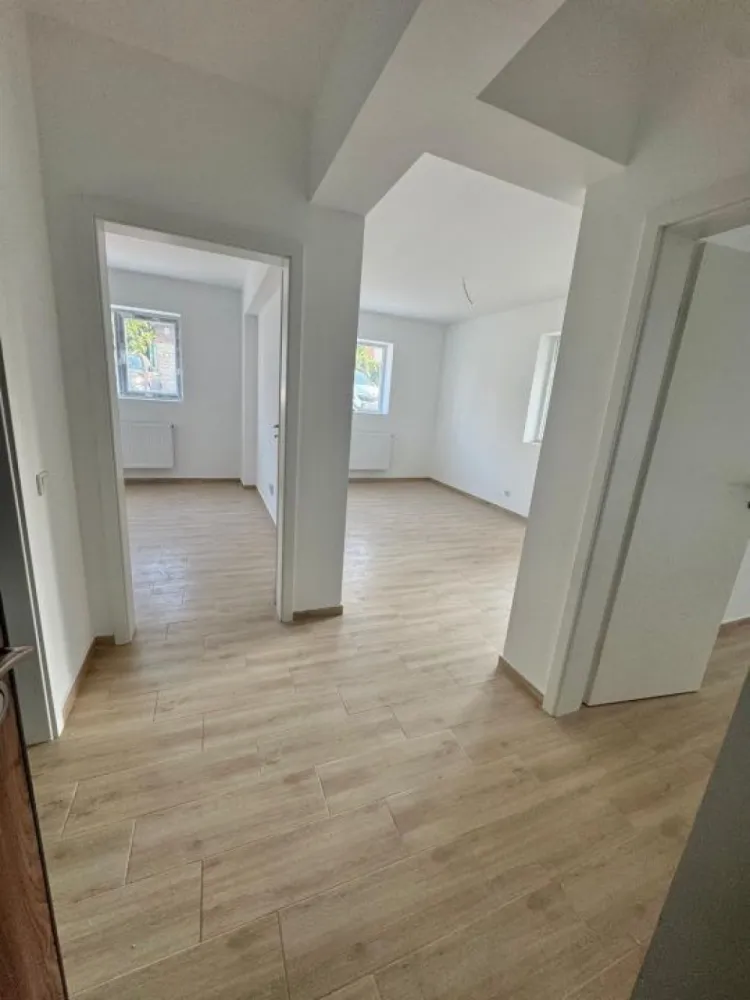 Apartament 2 camere Militari Residence mutare imediata - TVA INCLUS !!

Bine ati venit intr-o oaza de confort și rafinament în inima cartierului Militari Residence!

Aceasta proprietate îți oferă o oportunitate unică de a locui într-un spațiu elegant, perfect adaptat pentru nevoile tale.

Detalii Cheie:

Locație Ideală: Situat în cartierul Militari Residence, acest apartament oferă acces facil la toate facilitățile urbane, incluzând magazine, restaurante, parcuri și centre de învățământ.

Design Modern: Cu finisaje de înaltă calitate, acest apartament emană eleganță și confort. Spațiile luminoase și bine iluminate se îmbină perfect pentru a crea un ambient primitor și relaxant.

2 Camere Spațioase: Cu două camere generoase, acest apartament este potrivit pentru cupluri sau familii mici în căutarea unei locuințe confortabile și practică.

Balcon Privat: Beneficiază de un balcon privat, unde poți savura o cafea în timp ce te bucuri de aerul proaspăt și de priveliștea încântătoare a cartierului.

Facilități Suplimentare:

Parcare Asigurată: poti beneficia contra-cost de loc de parcare privat, oferindu-ți comoditate și siguranță pentru mașină.

Securitate 24/7: Militari Residence este un cartier sigur, astfel încât să te poți bucura de liniște și pace în fiecare zi.

Acces Rapid la Transport Public: Cu acces ușor la mijloacele de transport în comun, te vei bucura de conexiuni rapide către orice destinație din București.

Nu rata ocazia de a locui într-un apartament ce oferă combinația perfectă între confort, stil și funcționalitate. Contactează-ne astăzi pentru a programa o vizionare și a începe o nouă etapă a vieții tale într-o locuință de vis!