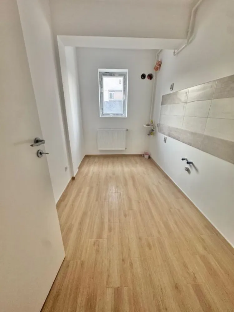 Apartament 2 camere Militari Residence mutare imediata - TVA INCLUS !!

Bine ati venit intr-o oaza de confort și rafinament în inima cartierului Militari Residence!

Aceasta proprietate îți oferă o oportunitate unică de a locui într-un spațiu elegant, perfect adaptat pentru nevoile tale.

Detalii Cheie:

Locație Ideală: Situat în cartierul Militari Residence, acest apartament oferă acces facil la toate facilitățile urbane, incluzând magazine, restaurante, parcuri și centre de învățământ.

Design Modern: Cu finisaje de înaltă calitate, acest apartament emană eleganță și confort. Spațiile luminoase și bine iluminate se îmbină perfect pentru a crea un ambient primitor și relaxant.

2 Camere Spațioase: Cu două camere generoase, acest apartament este potrivit pentru cupluri sau familii mici în căutarea unei locuințe confortabile și practică.

Balcon Privat: Beneficiază de un balcon privat, unde poți savura o cafea în timp ce te bucuri de aerul proaspăt și de priveliștea încântătoare a cartierului.

Facilități Suplimentare:

Parcare Asigurată: poti beneficia contra-cost de loc de parcare privat, oferindu-ți comoditate și siguranță pentru mașină.

Securitate 24/7: Militari Residence este un cartier sigur, astfel încât să te poți bucura de liniște și pace în fiecare zi.

Acces Rapid la Transport Public: Cu acces ușor la mijloacele de transport în comun, te vei bucura de conexiuni rapide către orice destinație din București.

Nu rata ocazia de a locui într-un apartament ce oferă combinația perfectă între confort, stil și funcționalitate. Contactează-ne astăzi pentru a programa o vizionare și a începe o nouă etapă a vieții tale într-o locuință de vis!
