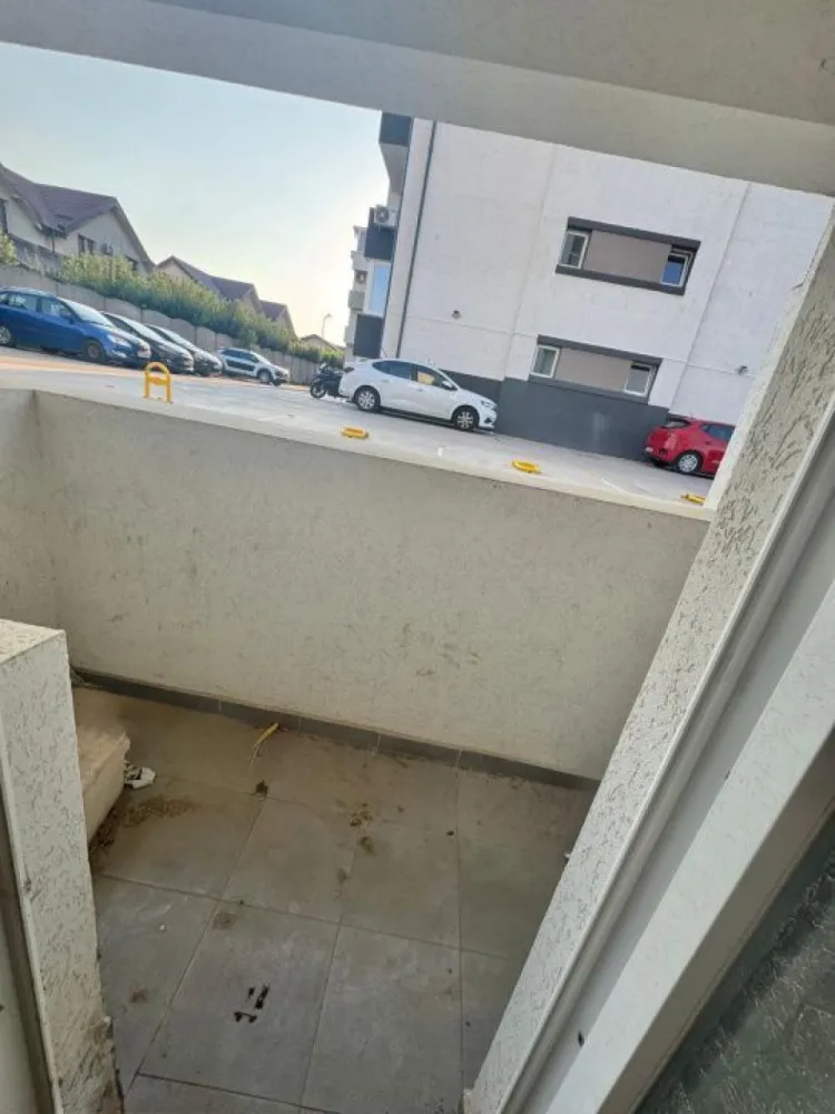 Apartament 2 camere Militari Residence mutare imediata - TVA INCLUS !!

Bine ati venit intr-o oaza de confort și rafinament în inima cartierului Militari Residence!

Aceasta proprietate îți oferă o oportunitate unică de a locui într-un spațiu elegant, perfect adaptat pentru nevoile tale.

Detalii Cheie:

Locație Ideală: Situat în cartierul Militari Residence, acest apartament oferă acces facil la toate facilitățile urbane, incluzând magazine, restaurante, parcuri și centre de învățământ.

Design Modern: Cu finisaje de înaltă calitate, acest apartament emană eleganță și confort. Spațiile luminoase și bine iluminate se îmbină perfect pentru a crea un ambient primitor și relaxant.

2 Camere Spațioase: Cu două camere generoase, acest apartament este potrivit pentru cupluri sau familii mici în căutarea unei locuințe confortabile și practică.

Balcon Privat: Beneficiază de un balcon privat, unde poți savura o cafea în timp ce te bucuri de aerul proaspăt și de priveliștea încântătoare a cartierului.

Facilități Suplimentare:

Parcare Asigurată: poti beneficia contra-cost de loc de parcare privat, oferindu-ți comoditate și siguranță pentru mașină.

Securitate 24/7: Militari Residence este un cartier sigur, astfel încât să te poți bucura de liniște și pace în fiecare zi.

Acces Rapid la Transport Public: Cu acces ușor la mijloacele de transport în comun, te vei bucura de conexiuni rapide către orice destinație din București.

Nu rata ocazia de a locui într-un apartament ce oferă combinația perfectă între confort, stil și funcționalitate. Contactează-ne astăzi pentru a programa o vizionare și a începe o nouă etapă a vieții tale într-o locuință de vis!