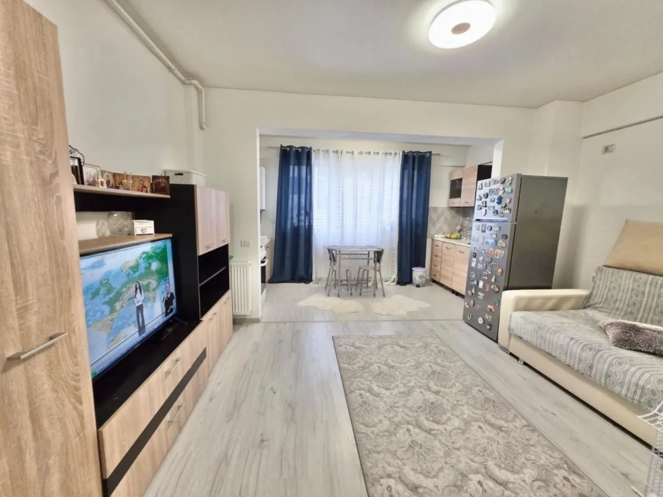 Garsoniera mobilată cartier Militari Residence - mutare imediata!! - **COMISION 0%**

Vă propunem spre vânzare o garsonieră modernă, complet mobilată și utilată, situată în cartierul Militari Residence, în cadrul complexului Pollux Residence – o alegere ideală atât pentru locuit, cât și pentru investiție.

Locuința este amplasată la etajul 3 din 8, într-un imobil construit recent, și beneficiază de o compartimentare eficientă, oferind un spațiu confortabil și bine organizat. Garsoniera se vinde exact ca în fotografii, fiind dotată cu mobilier modern și electrocasnice funcționale, gata pentru mutare imediată, fără investiții suplimentare.

Interiorul este luminos, cu finisaje de calitate, iar zona de locuit este optimizată pentru a oferi atât confort, cât și funcționalitate. Bucătăria este complet echipată, iar baia este amenajată modern.

Complexul Pollux Residence este bine poziționat, cu acces facil către mijloace de transport, centre comerciale, supermarketuri, restaurante și alte puncte de interes din zonă.

Disponibilă imediat – mutare rapidă, fără bătăi de cap.

Pentru mai multe detalii sau programarea unei vizionări, nu ezitați să ne contactați.