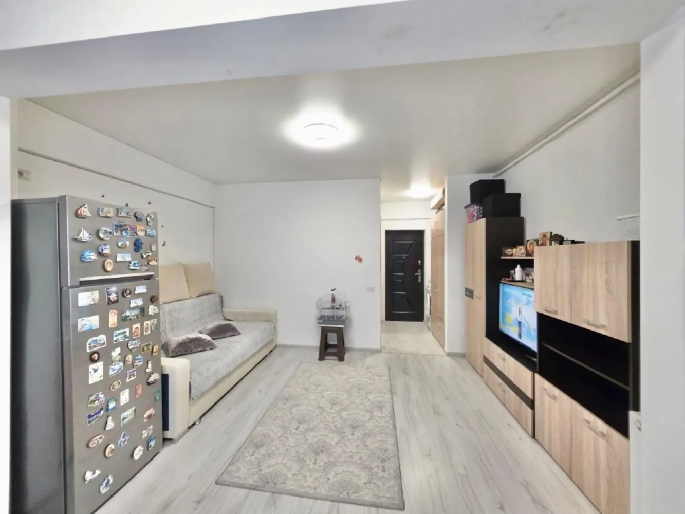 Garsoniera mobilată cartier Militari Residence - mutare imediata!! - **COMISION 0%**

Vă propunem spre vânzare o garsonieră modernă, complet mobilată și utilată, situată în cartierul Militari Residence, în cadrul complexului Pollux Residence – o alegere ideală atât pentru locuit, cât și pentru investiție.

Locuința este amplasată la etajul 3 din 8, într-un imobil construit recent, și beneficiază de o compartimentare eficientă, oferind un spațiu confortabil și bine organizat. Garsoniera se vinde exact ca în fotografii, fiind dotată cu mobilier modern și electrocasnice funcționale, gata pentru mutare imediată, fără investiții suplimentare.

Interiorul este luminos, cu finisaje de calitate, iar zona de locuit este optimizată pentru a oferi atât confort, cât și funcționalitate. Bucătăria este complet echipată, iar baia este amenajată modern.

Complexul Pollux Residence este bine poziționat, cu acces facil către mijloace de transport, centre comerciale, supermarketuri, restaurante și alte puncte de interes din zonă.

Disponibilă imediat – mutare rapidă, fără bătăi de cap.

Pentru mai multe detalii sau programarea unei vizionări, nu ezitați să ne contactați.