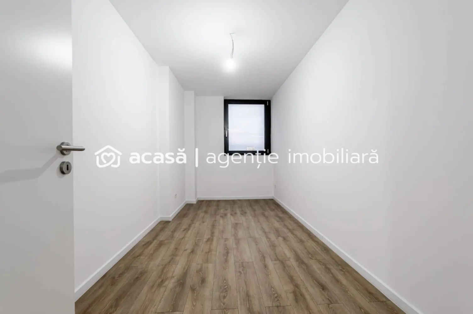Apartament nou cu 3 camere în X-City Towers – Direct de la dezvoltator - Acest apartament situat la etajul 12 în ansamblul X-City Towers oferă un echilibru excelent între confort, funcționalitate și calitatea vieții de zi cu zi. Spațiul util de 67,17 m², plus balconul și logia însumând 9,99 m², este gândit pentru a răspunde nevoilor unei familii moderne sau ale unui cumpărător care își dorește o locuință solidă, într-o zonă cu potențial de creștere. Compartimentarea este eficientă: trei camere luminoase, două băi, un dressing bine proporționat și cele două spații exterioare care aduc un plus de libertate și confort, indiferent dacă sunt folosite pentru relaxare, lucru sau depozitare ușoară.

Apartamentul se predă finisat, cu obiecte sanitare incluse, ceea ce îi oferă viitorului proprietar siguranța unei mutări fără complicații. Clădirea dispune de lift, iar locul de parcare subteran inclus în preț conferă un nivel suplimentar de confort și protecție, un detaliu tot mai apreciat în noile dezvoltări urbane.

Zona în care se află X-City Towers este una dintre cele mai dinamice din Timișoara, susținută de infrastructură modernă și de acces rapid la școli, grădinițe, servicii medicale, centre comerciale și restaurante. Cei peste 10.000 m² de spații verzi creează un cadru plăcut pentru timp petrecut în aer liber, sport sau momente de relaxare după o zi încărcată. Dezvoltarea continuă a cartierului aduce un avantaj clar pentru oricine își dorește o investiție stabilă, cu perspectivă de creștere în timp.

Apartamentul se vinde direct de la dezvoltator și reprezintă o alegere potrivită atât pentru locuire, cât și pentru investiție, într-o zonă care oferă confort, liniște și valoare pe termen lung.

Preț pentru persoană juridică (plătitioare de TVA): 143.278 euro
Preț pentru persoană fizică: 161.905 euro 

ATENȚIE! Poze cu titlu ilustrativ.

Pentru informații suplimentare sau programarea unei vizionări, vă invit să mă contactați.
Jasmina Uglesits - 0740814770