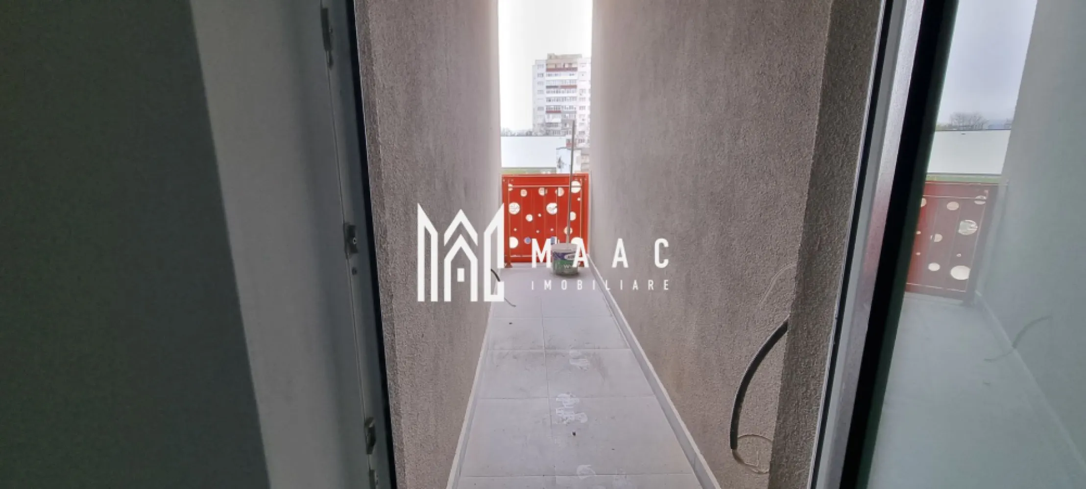 Apartament nou 2 camere I La cheie I 63 + 20 mp I Hipodrom - MAAC Imobiliare - Vă propune spre achiziție un apartament modern într-un proiect rezidențial nou Descoperiți apartamentul ideal, parte dintr-un ansamblu rezidențial de calitate, care combină confortul, siguranța și eleganța unui spațiu perfect compartimentat! Caracteristici principale 🏡 Suprafață utilă: 63 mp 🌅 Orientare: Sud – lumină naturală pe tot parcursul zilei 🏢 Etaj: Parter 🚗 Parcare: Subterană - posibilitate de achiziționare Compartimentare inteligentă 🔹 Living generos, perfect pentru relaxare 🔹 Bucătărie decomandată, ideală pentru un spațiu organizat 🔹 Dormitor confortabil 🔹 Baie modernă, dotată cu geam de aerisire 🔹 Balcon cu acces din living, locul perfect pentru momente de relaxare 🔹 Balcon de 7 mp destinat ca spatiu de depozitare. Spații comune premium ✅ Casă a scării elegantă, placată cu granit și iluminată inteligent ✅ Acces securizat și interfon functional ✅ Trei ascensoare electrice de ultimă generație – funcționare silențioasă ✅ Curte interioară amenajată – loc privat de joacă pentru copii, cu nisip, tobogan, leagăne și bănci Finisaje și dotări premium - Ușă metalică antiefracție placată cu panou MDF Porta-Doors - Tâmplărie PVC cu 7 camere, geam termopan LOW-E, 3 foi de sticlă - Încălzire eficientă: centrală termică, calorifere din oțel și instalație PEX-AL-PE - Instalații electrice complete: tablou general, prize Schneider Sedna, pregătire pentru TV/Internet - Contorizare individuală: gaze, curent, apă Predare flexibilă – la alb sau la cheie 🔹 La alb: finisaje standard, pregătit pentru personalizare 🔹 La cheie: cu gresie, faianță, parchet, obiecte sanitare și uși de interior – finisaje alese de dumneavoastră în limita unui buget 📍 Locație ideală în cartierul Turnișor, cu acces facil către magazine, transport în comun și zona de Vest a orașului. 👉 Un apartament ideal pentru cei care caută un spațiu modern, confortabil și bine poziționat! Contactați echipa **MAAC Imobiliare** pentru detalii și programarea unei vizionări, specificând ID CP2489619! 📞✨ }}