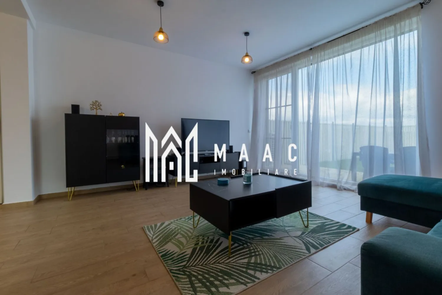 Casa 4 camere | 90 mpu | curte 265 mpu | 2 Parcari | 2 Bai - MAAC Imobiliare vă prezintă în exclusivitate o proprietate perfect echilibrată între funcționalitate, intimitate și confort modern, situată strategic la intrarea în Cisnădie, într-o zonă cu acces facil către toate punctele de interes din Sibiu. Această locuință, dispusă pe parter și etaj, oferă o compartimentare optimizată pentru viața de zi cu zi și un ambient ideal pentru un cuplu tânăr aflat la început de drum sau o familie cu copii în căutarea unui spațiu autentic, sigur și bine gândit. Detalii tehnice: Suprafață utilă: 90 mp Suprafață desfășurată: 125 mp Teren total: 265 mp, împrejmuit Compartimentare: ▫️ Living generos cu bucătărie open-space ▫️ 3 dormitoare bine proporționate ▫️ 2 băi complet echipate (cadă și duș) Dotări: încălzire prin pardoseală, tâmplărie PVC cu geam termopan, finisaje moderne, electrocasnice incluse Beneficii cheie: Curte cu funcționalitate excelentă: spațiu de joacă pentru copii, zonă de grătar sau relaxare în aer liber 2 locuri de parcare în fața casei – confort și acces imediat Poziționare privilegiată: situată între două loturi neconstruibile, unul dintre ele fiind parcare, ceea ce garantează intimitate și liniște autentică Vedere spre munte, stradă asfaltată, iluminat public, acces rapid la transport O casă care încurajează stabilitatea și creează legături Această proprietate nu este doar o investiție inteligentă, ci un loc care susține și amplifică dinamica unei familii moderne. Aici, fiecare detaliu este gândit pentru a încuraja apropierea, confortul și echilibrul – de la atmosfera caldă a livingului open-space până la grădina care invită la timp de calitate împreună. 📍 Localizare ideală La intrare în Cisnădie, permite acces rapid către Sibiu și oferă totodată avantajul unei comunități liniștite. În doar câteva minute ești oriunde ai nevoie. Pentru mai multe detalii precizati telefonic ca ati vazut anuntul cu ID:CP2371239 }}