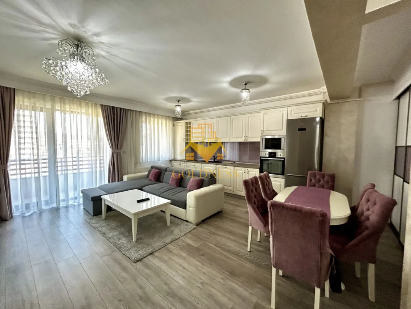 2 camere, modern, bloc nou, parcare, Marasti, Fabricii, zona Kaufland - GOLDNESS Imobiliare vă propune spre închiriere un apartament cu 2 camere open space, complet mobilat și utilat, la etajul 3 într-un imobil de 4 etaje, în Cartierul Marasti.
Dispune de loc de parcare subteran contra cost, 50 euro!
Se află în apropierea stațiilor de transport în comun, magazine, restaurante, spații verzi, farmacii, etc. 

Apartamentul este compartimentat astfel:
 - dormitor cu pat matrimonial cu spatiu pentru depozitat (lada) , dressing generos, noptiere, tv
 - living cu bucatarie open space complet utilată și mobilată, canapea extensibilă, loc de servit masa, dressing spatios
 - baie cu cada, calorifer port prosop și dulap pentru depozitare.
 - terasa de 10 mp.

Imobilul este dotat cu toate cele necesare- centrală proprie, frigider, aragaz, hotă, mașină de spălat haine si vase, etc. 

Dacă sunteți interesați de acest apartament și doriți să îl vizionați, dar și pentru alte oferte nu ezitați să ne contactați telefonic sau prin e-mail. Vă stăm la dispoziție!
Pentru intermediere se percepe un comision de 50% din prețul chiriei!