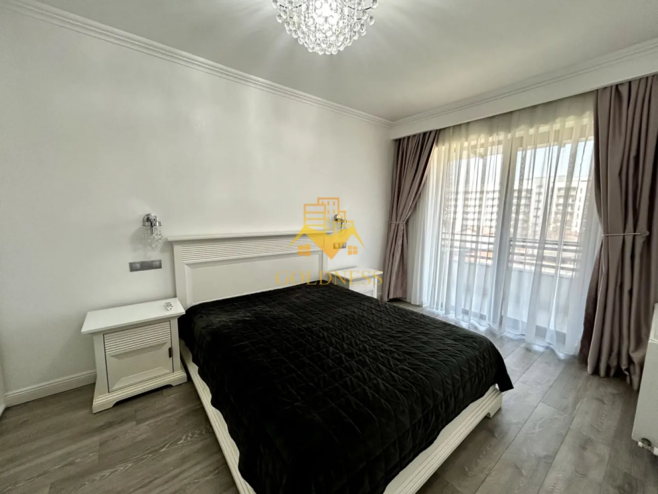 2 camere, modern, bloc nou, parcare, Marasti, Fabricii, zona Kaufland - GOLDNESS Imobiliare vă propune spre închiriere un apartament cu 2 camere open space, complet mobilat și utilat, la etajul 3 într-un imobil de 4 etaje, în Cartierul Marasti.
Dispune de loc de parcare subteran contra cost, 50 euro!
Se află în apropierea stațiilor de transport în comun, magazine, restaurante, spații verzi, farmacii, etc. 

Apartamentul este compartimentat astfel:
 - dormitor cu pat matrimonial cu spatiu pentru depozitat (lada) , dressing generos, noptiere, tv
 - living cu bucatarie open space complet utilată și mobilată, canapea extensibilă, loc de servit masa, dressing spatios
 - baie cu cada, calorifer port prosop și dulap pentru depozitare.
 - terasa de 10 mp.

Imobilul este dotat cu toate cele necesare- centrală proprie, frigider, aragaz, hotă, mașină de spălat haine si vase, etc. 

Dacă sunteți interesați de acest apartament și doriți să îl vizionați, dar și pentru alte oferte nu ezitați să ne contactați telefonic sau prin e-mail. Vă stăm la dispoziție!
Pentru intermediere se percepe un comision de 50% din prețul chiriei!