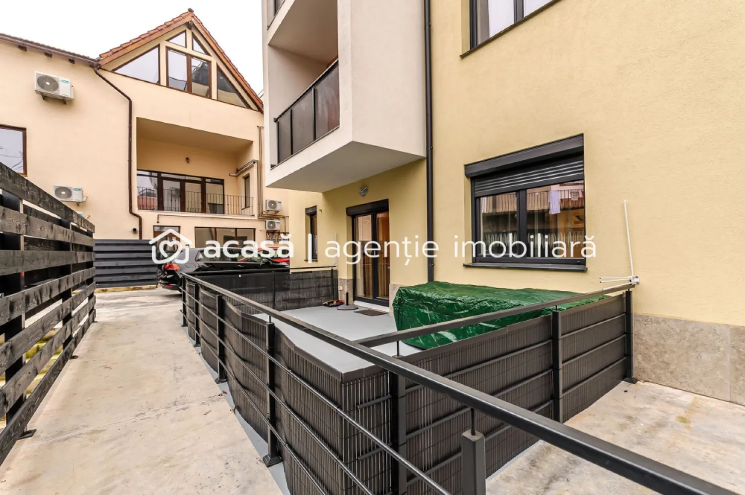 Apartament ultracentral cu loc de parcare, 2 camere cu terasa proprie - Comision 0%
Vrei să te muți într-un apartament cu terasa proprie, situat intr-un bloc nou, gata să devină „acasă”?
Apartamentul este situat la parter, într-un bloc bine construit dotat cu lift, într-o zonă foarte bine cotată, aproape de Teatru.

📐 Suprafață utilă: 53 mp
🌿 Terasă spațioasă: 15 mp, cu acces direct din living

Compartimentare:
dormitor
baie
bucătărie open space
living cu ieșire spre terasă

Confortul este asigurat de:
încălzire în pardoseală, aparat de aer conditionat
imobil modern, bine izolat
loc de parcare propriu în parcarea subterană

📞 Pentru detalii și programarea unei vizionări:
0754467525 Flavius Blaga Consultant imobiliar 
Birou: ACASĂ | Agenție imobiliară Arad
Adresă: Bulevardul Decebal 2, Arad 310133
