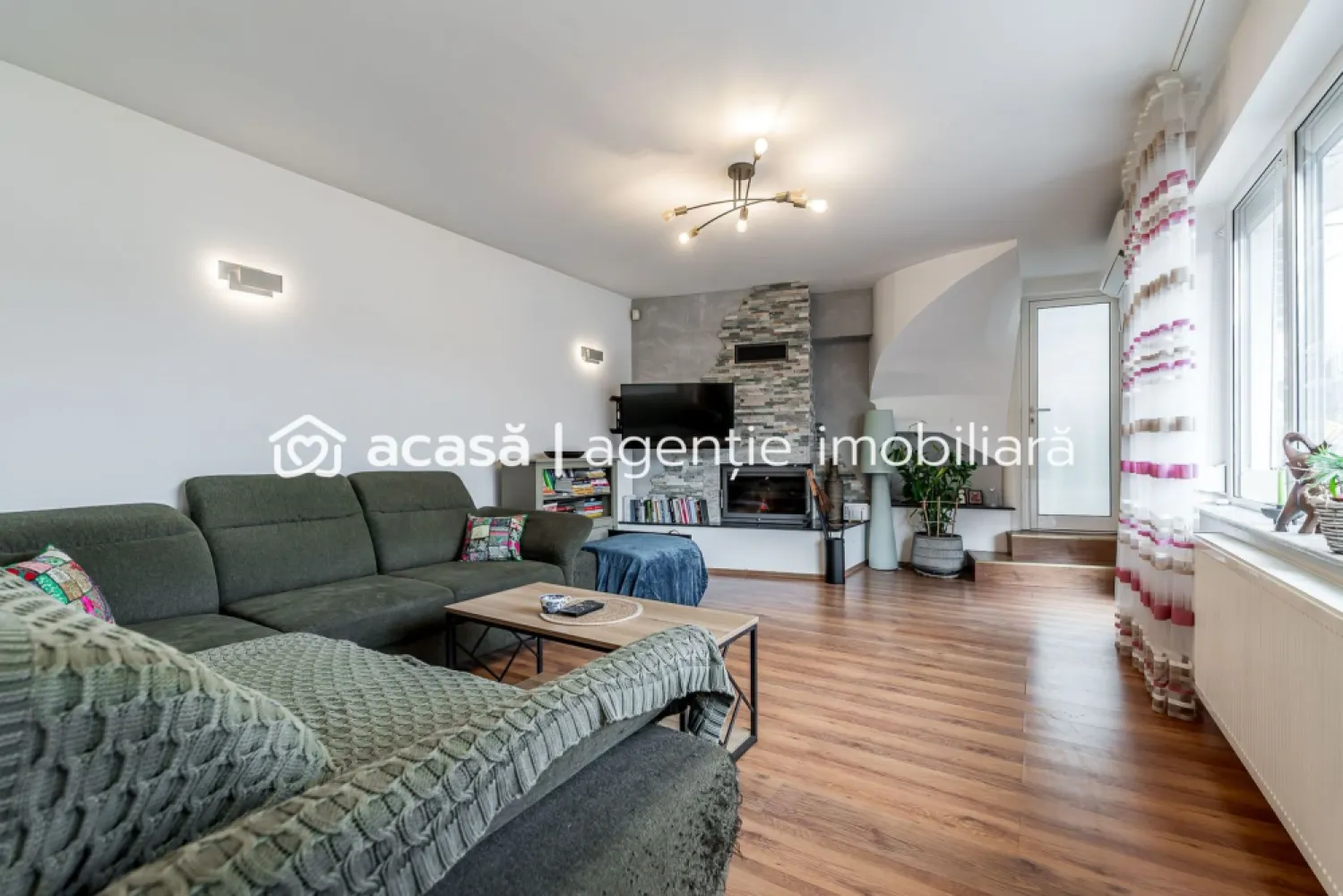 Casă cu 5 camere în Aradul Nou - locul unde linistea devine acasă - Există case frumoase… și există case care te fac să te simți acasă din primul moment.
Această proprietate din Aradul Nou, amplasată pe o stradă liniștită, este exact acel loc în care fiecare zi începe și se încheie în armonie.

Cu 5 camere spațioase și luminoase, casa oferă libertatea de a-ți crea propriul stil de viață: seri liniștite în familie, dimineți cu lumină naturală din plin, spații care se pot transforma după nevoile tale – birou, cameră de joacă sau refugiu personal.

Aproape de tot ce contează, dar suficient de retrasă pentru intimitate:
– 3 minute de Lidl
– 10 minute de centrul Aradului 
– școli și transport în comun la îndemână

Curtea cochetă, ușor de întreținut, îți oferă acel colț de liniște unde timpul pare să încetinească – locul perfect pentru cafeaua de dimineață sau serile petrecute alături de cei dragi.

Aceasta nu este doar o casă. Este un spațiu pentru amintiri, echilibru și un nou început.

Preț: 249.000 € | COMISION 0%

📞 Pentru detalii și vizionări:
Sebastian Nica – 0722 252 639

Ai o proprietate de vânzare în Arad și vrei să știi cât valorează cu adevărat?
Sună-mă pentru o evaluare gratuită, fără obligații.

Birou: ACASĂ | Agenție imobiliară Arad
Bulevardul Decebal 2, Arad 310133