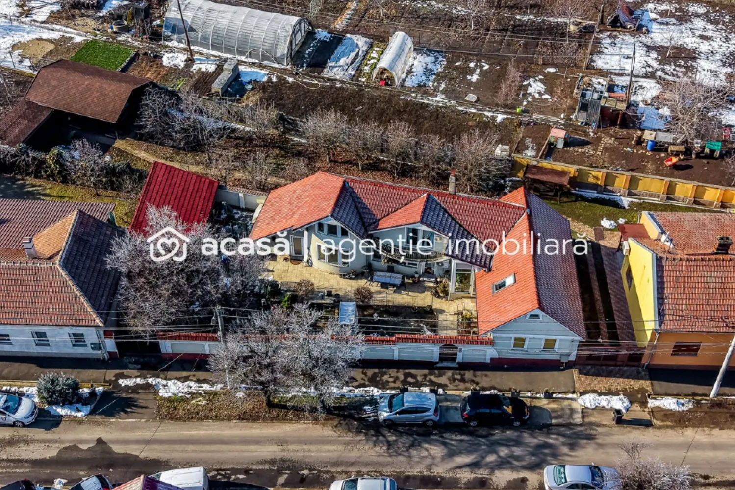 Casă cu 5 camere în Aradul Nou - locul unde linistea devine acasă - Există case frumoase… și există case care te fac să te simți acasă din primul moment.
Această proprietate din Aradul Nou, amplasată pe o stradă liniștită, este exact acel loc în care fiecare zi începe și se încheie în armonie.

Cu 5 camere spațioase și luminoase, casa oferă libertatea de a-ți crea propriul stil de viață: seri liniștite în familie, dimineți cu lumină naturală din plin, spații care se pot transforma după nevoile tale – birou, cameră de joacă sau refugiu personal.

Aproape de tot ce contează, dar suficient de retrasă pentru intimitate:
– 3 minute de Lidl
– 10 minute de centrul Aradului 
– școli și transport în comun la îndemână

Curtea cochetă, ușor de întreținut, îți oferă acel colț de liniște unde timpul pare să încetinească – locul perfect pentru cafeaua de dimineață sau serile petrecute alături de cei dragi.

Aceasta nu este doar o casă. Este un spațiu pentru amintiri, echilibru și un nou început.

Preț: 249.000 € | COMISION 0%

📞 Pentru detalii și vizionări:
Sebastian Nica – 0722 252 639

Ai o proprietate de vânzare în Arad și vrei să știi cât valorează cu adevărat?
Sună-mă pentru o evaluare gratuită, fără obligații.

Birou: ACASĂ | Agenție imobiliară Arad
Bulevardul Decebal 2, Arad 310133