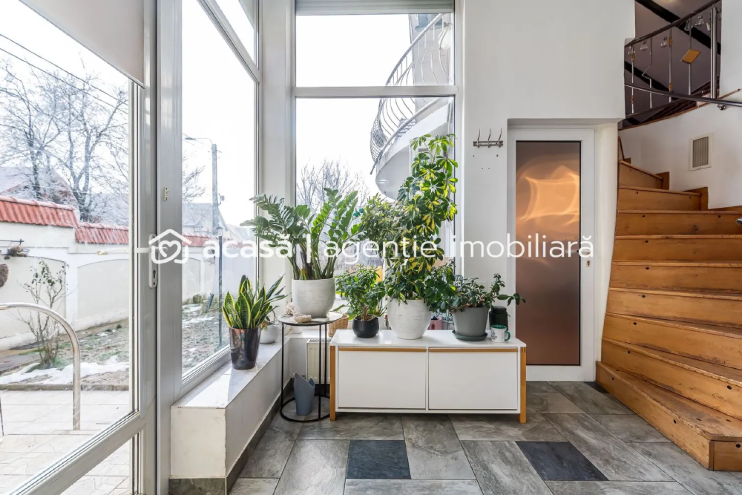 Casă cu 5 camere în Aradul Nou - locul unde linistea devine acasă - Există case frumoase… și există case care te fac să te simți acasă din primul moment.
Această proprietate din Aradul Nou, amplasată pe o stradă liniștită, este exact acel loc în care fiecare zi începe și se încheie în armonie.

Cu 5 camere spațioase și luminoase, casa oferă libertatea de a-ți crea propriul stil de viață: seri liniștite în familie, dimineți cu lumină naturală din plin, spații care se pot transforma după nevoile tale – birou, cameră de joacă sau refugiu personal.

Aproape de tot ce contează, dar suficient de retrasă pentru intimitate:
– 3 minute de Lidl
– 10 minute de centrul Aradului 
– școli și transport în comun la îndemână

Curtea cochetă, ușor de întreținut, îți oferă acel colț de liniște unde timpul pare să încetinească – locul perfect pentru cafeaua de dimineață sau serile petrecute alături de cei dragi.

Aceasta nu este doar o casă. Este un spațiu pentru amintiri, echilibru și un nou început.

Preț: 249.000 € | COMISION 0%

📞 Pentru detalii și vizionări:
Sebastian Nica – 0722 252 639

Ai o proprietate de vânzare în Arad și vrei să știi cât valorează cu adevărat?
Sună-mă pentru o evaluare gratuită, fără obligații.

Birou: ACASĂ | Agenție imobiliară Arad
Bulevardul Decebal 2, Arad 310133
