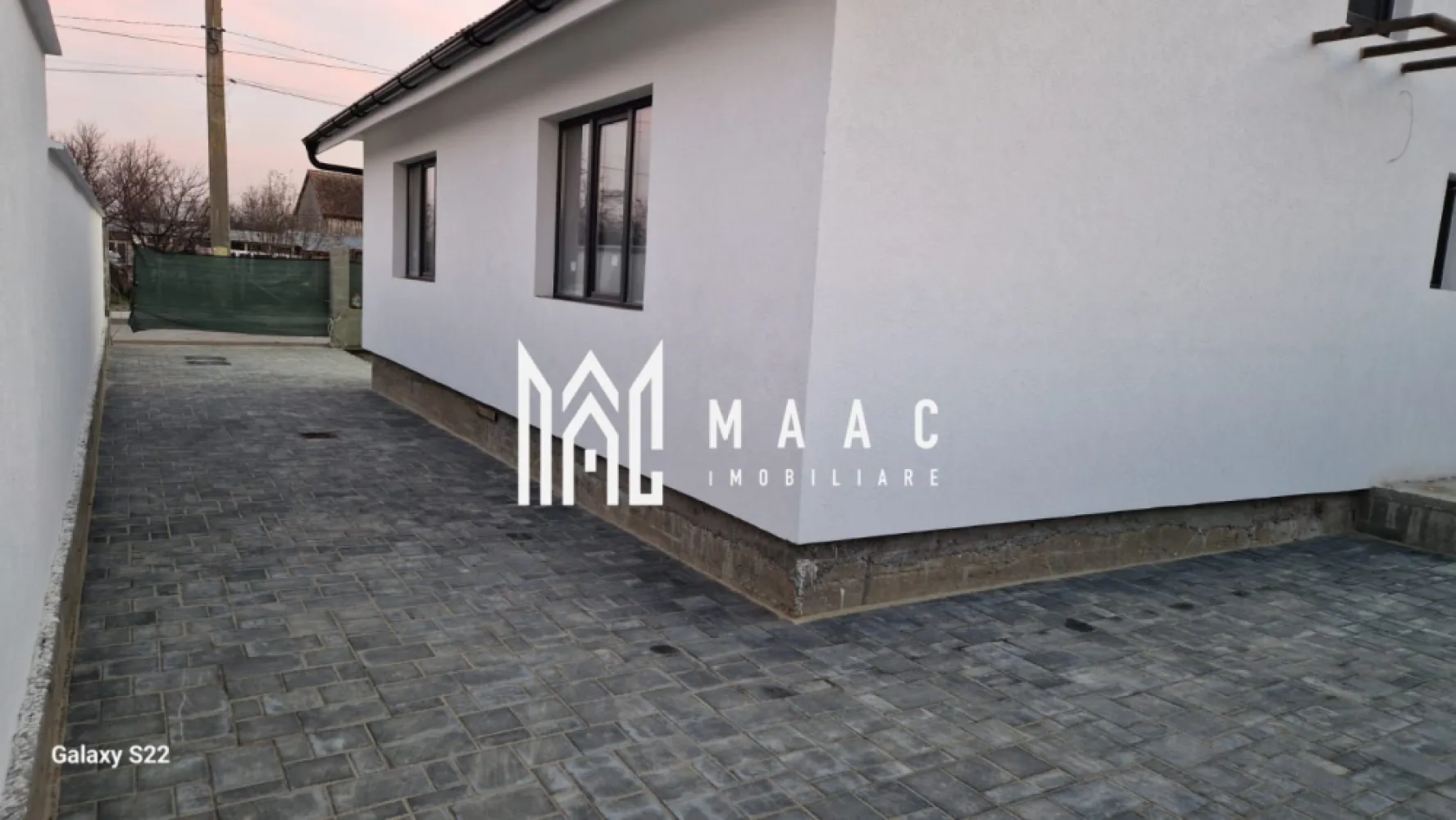 Casa Individuala | 82 Mp | Preda la Cheie | Cristian - MAAC Imobiliare vă propune spre vânzare o casă de 82 mp utili, aflată în faza de construcție, concepută pentru a deveni un cămin modern și confortabil, potrivit pentru o familie sau pentru cei care își doresc o locuință eficient compartimentată într-o zonă liniștită. Proiectul îmbină designul contemporan cu funcționalitatea, oferind posibilitatea personalizării anumitor detalii înainte de finalizare.

Locuința are o suprafață utilă de 82 mp și este configurată pentru a asigura un echilibru optim între zona de zi și zona de noapte, cu spații bine proporționate și luminoase.

Compartimentare:
-2 dormitoare spațioase
-Living generos, conceput ca spațiu central al casei
-Bucătărie modernă, cu posibilitate de personalizare
-Baie spațioasă, prevăzută cu obiecte sanitare de calitate

Casa este situată într-o zonă liniștită, potrivită pentru viață de familie sau pentru utilizare ca locuință de vacanță. Fiind în construcție, proprietatea oferă oportunitatea de a influența anumite aspecte de design și finisaj, astfel încât viitorul proprietar să își creeze un spațiu adaptat propriilor preferințe.

Această proprietate reprezintă o investiție atractivă pentru cei care caută o casă nouă, cu design modern și posibilitate de personalizare, realizată conform standardelor actuale de calitate.

Pentru mai multe detalii precizați telefonic că ați văzut anunțul cu CP2104365.