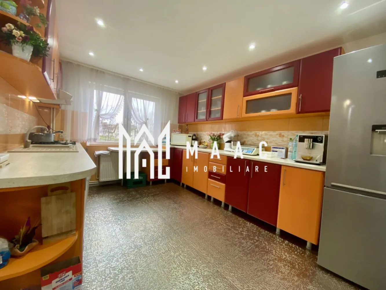 Casa individuala | 240 MPU | Teren 1200 | Talmaciu - MAAC Imobiliare va propune spre vanzare o casă individuală situata într-un cartier rezidential din Talmaciu.

Proprietatea are o suprafața utilă de 240 mp, la aceasta suprafata se adauga o terasa si 2 balcoane, casa este amplasată pe un teren de 1200 mp .

Are urmatoarea compartimentare :
-Parter: hol, living cu acces in terasa, bucatarie separata, baie, debara si un dormitor.
-Etaj: 3 dormitoare, living cu acces in balcon, baie, dessing, 2 balcoane.
Exista posibilitatea sa se contruiasca inca un etaj deoarece peste primul nivel este turnata placa de beton.

Propritatea este izolata termic, incalzirea se face prin centrala cu lemne, punctul de bransament la gaz este la o distanta de 200 m. 
Cartierul este iluminat stradal si urmeaza sa se asfalteze in viitorul apropiat.

Pentru mai multe detalii precizati telefonic ca ati vazut anuntul cu ID: CP2089007