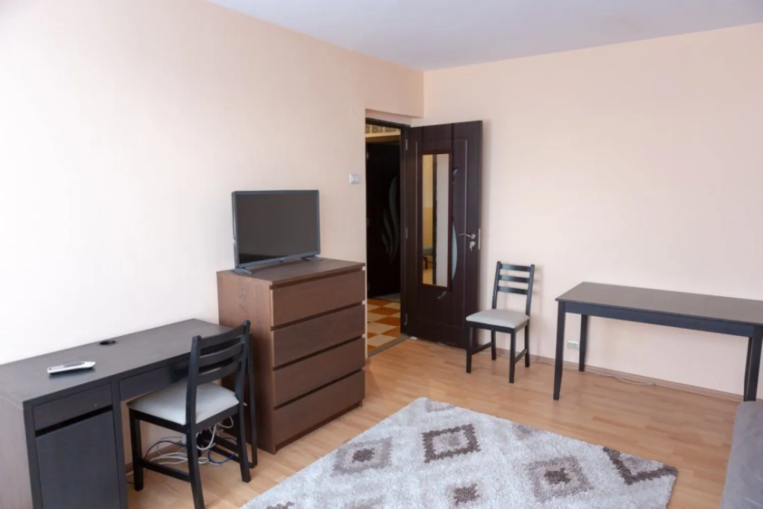 BRASADAS închiriază garsoniera et 9/9 40mp Dimtrie Cantemir. - Agenția imobiliara BRASADAS închiriază garsoniera la, 5 min mers pe jos de Centrul Vechi si Piata Unirii, la intrarea in metrou TIneretului, primul bloc dupa restaurant Dristor Kebab Tineretului.

Amenajat recent, parchet, gresie, faianta, usa metalica, AC de tip Inverter ( GREE LOMO ) , TV Smart LG in fiecare camera , balcon inchis cu geam tip termopan, frigider Liebherr cu doua usi, masina spalat INDESIT, cuptor cu microunde ELECTROLUX.

Mobilat complet ( mobila IKEA)

Bloc recent izolat si reabilitat.

Pentru mai multe oferte accesați www.brasadas.com