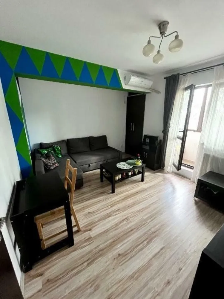 Apartament 2 camere, 49mp, cu balcon şi parcare - Apartament complet mobilat liber de la 15 Septembrie.

-Electrocasnice Samsung
-aer condiţionat
-masina de spălat rufe
-televizor
-wi-fi
-loc de parcare
-balcon

Nu se acceptă animale, sorry :(