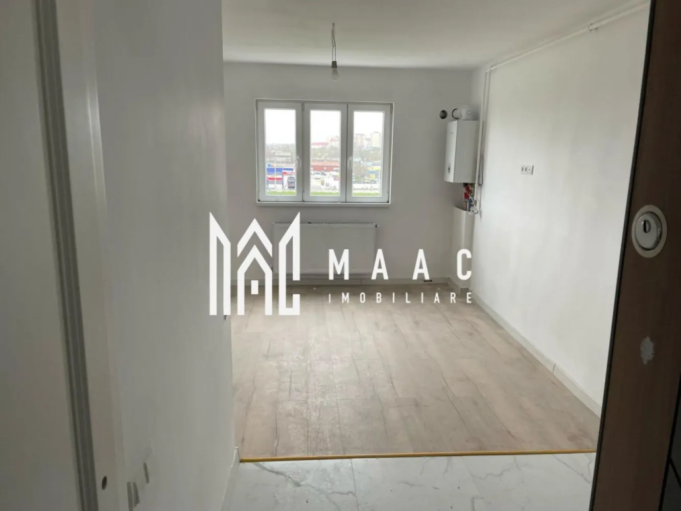 Garsoniera | Etaj 1 I Lift | Lazaret | Predare Mai 2025 - Maac Imobiliare prezintă ansamblul rezidențial Urban 64, un proiect modern, ideal atât pentru locuință personală, cât și pentru investiție. Situat în zona Lazaret - Compa, acest ansamblu oferă acces facil spre centru, autostradă și toate zonele de interes public. Detalii ansamblu: ✔ Regim de înălțime: P+4E+M, cu 56 de apartamente și garsoniere ✔ Lift Schindler – silentios și modern ✔ Arhitectură contemporană și finisaje de calitate ✔ Predare: Mai 2025 – finisate la cheie, INTABULATE Finisaje incluse: Interior: Ușă metalică de acces, izolată termic și fonic Pereți finisați cu glet și lavabilă albă Parchet, gresie, faianță Obiecte sanitare și rezervor îngropat la baie Tâmplărie PVC cu geam termopan Prize, întrerupătoare, instalații pentru TV și internet Încălzire proprie: centrală termică Immergas și calorifere Spații comune: Casa scării placată cu granit Ușă securizată cu interfon la intrare Plafoniere cu senzori de mișcare Parcare: locuri publice disponibile în zonă. Suprafețe disponibile: Garsoniere și apartamente de 21 mp, 42 mp și 46 mp utili Localizare: Situat în Lazaret, zona Compa, ansamblul rezidențial Urban 64 oferă acces rapid la transport public, școli, grădinițe, magazine și cabinete medicale, fiind la doar 10 minute de centrul Sibiului. Predare în Mai 2025 – apartamentele și garsonierele se predau finisate la cheie, gata pentru mutare! Pentru mai multe detalii precizati telefonic ca ati vazut anuntul ID: CP2486288 }}