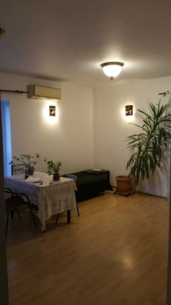 Inchiriez apartament 2 camere Titan - Rasarit de Soare - Inchiriez apartament 2 camere in complex Rasarit de Soare (Titan, langa Auchan și Lidl, în apropiere de Parcul Teilor), cu bucatarie mobilata, combina frigorifica, aragaz, masina de spalat și cuptor cu microunde.
Sufragerie mobilată, șifonier și comodă în dormitor - chiriașul trebuie să își aducă pat.
Aer condiționat în fiecare cameră.
Televizor în fiecare cameră.
2 balcoane.
Tamplarie termopan, usa metalica, parchet, gresie, faianta. etaj 3/11.
Complex pazit, internet, cablu. Toate utilitatile contorizate individual.
Apel după ora 17.