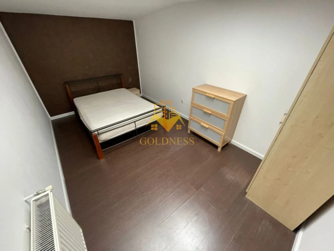 3 camere,modern,bloc nou, Calea Turzii zona Leroy Merlin, OMV, Scoda - Goldness Imobiliare va ofera spre vanzare apartament cu 3 camere in construcție nouă, situat in cartierul ZORILOR zona Calea Turzii - Buna Ziua. Apartamentul are o suprafata utila de 100 mp si este pozitionat ultimul nivel, in bloc apartamente cu regim de inaltime P+5E, construit in 2008, cu izolație exterioară. Este un apartament decomandat, confort sporit. Este cu dispunere pe doua nivele. La primul nivel are bucatarie open space, living, hol acces, o baie, scara, in SU de cca 66 mp. La cel de-al doilea nivel sunt cele doua dormitoare, in SU de cca 34 mp, ambele avand geamuri velux. In interior este finisat modern. Se vinde parțial mobilat. Imobilul dispune si de centrală proprie, ferestre termopan, parchet laminat,faianta/gresie modernă, usa de intrare metalica. Imobilul din care face parte este localizat in vecinatatea mijloacelor de transport in comun. Apartamentul face impresie foarte buna, e luminos si bine ingrijit.