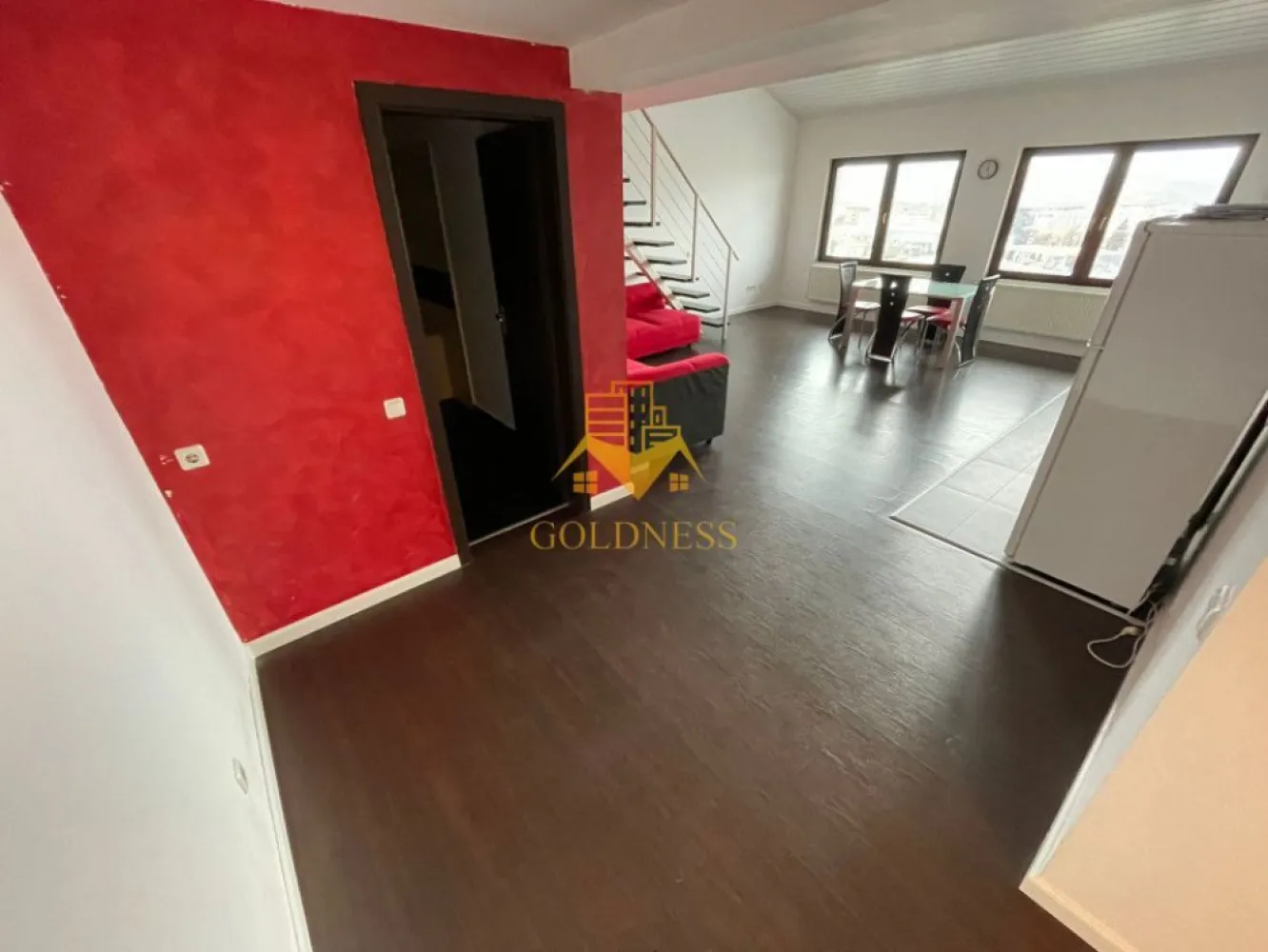 3 camere,modern,bloc nou, Calea Turzii zona Leroy Merlin, OMV, Scoda - Goldness Imobiliare va ofera spre vanzare apartament cu 3 camere in construcție nouă, situat in cartierul ZORILOR zona Calea Turzii - Buna Ziua. Apartamentul are o suprafata utila de 100 mp si este pozitionat ultimul nivel, in bloc apartamente cu regim de inaltime P+5E, construit in 2008, cu izolație exterioară. Este un apartament decomandat, confort sporit. Este cu dispunere pe doua nivele. La primul nivel are bucatarie open space, living, hol acces, o baie, scara, in SU de cca 66 mp. La cel de-al doilea nivel sunt cele doua dormitoare, in SU de cca 34 mp, ambele avand geamuri velux. In interior este finisat modern. Se vinde parțial mobilat. Imobilul dispune si de centrală proprie, ferestre termopan, parchet laminat,faianta/gresie modernă, usa de intrare metalica. Imobilul din care face parte este localizat in vecinatatea mijloacelor de transport in comun. Apartamentul face impresie foarte buna, e luminos si bine ingrijit.