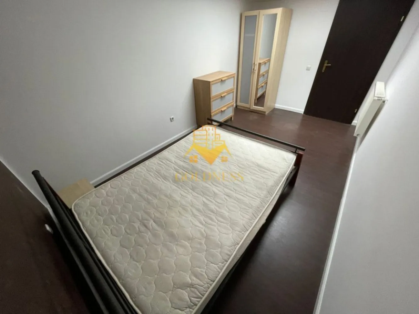 3 camere,modern,bloc nou, Calea Turzii zona Leroy Merlin, OMV, Scoda - Goldness Imobiliare va ofera spre vanzare apartament cu 3 camere in construcție nouă, situat in cartierul ZORILOR zona Calea Turzii - Buna Ziua. Apartamentul are o suprafata utila de 100 mp si este pozitionat ultimul nivel, in bloc apartamente cu regim de inaltime P+5E, construit in 2008, cu izolație exterioară. Este un apartament decomandat, confort sporit. Este cu dispunere pe doua nivele. La primul nivel are bucatarie open space, living, hol acces, o baie, scara, in SU de cca 66 mp. La cel de-al doilea nivel sunt cele doua dormitoare, in SU de cca 34 mp, ambele avand geamuri velux. In interior este finisat modern. Se vinde parțial mobilat. Imobilul dispune si de centrală proprie, ferestre termopan, parchet laminat,faianta/gresie modernă, usa de intrare metalica. Imobilul din care face parte este localizat in vecinatatea mijloacelor de transport in comun. Apartamentul face impresie foarte buna, e luminos si bine ingrijit.
