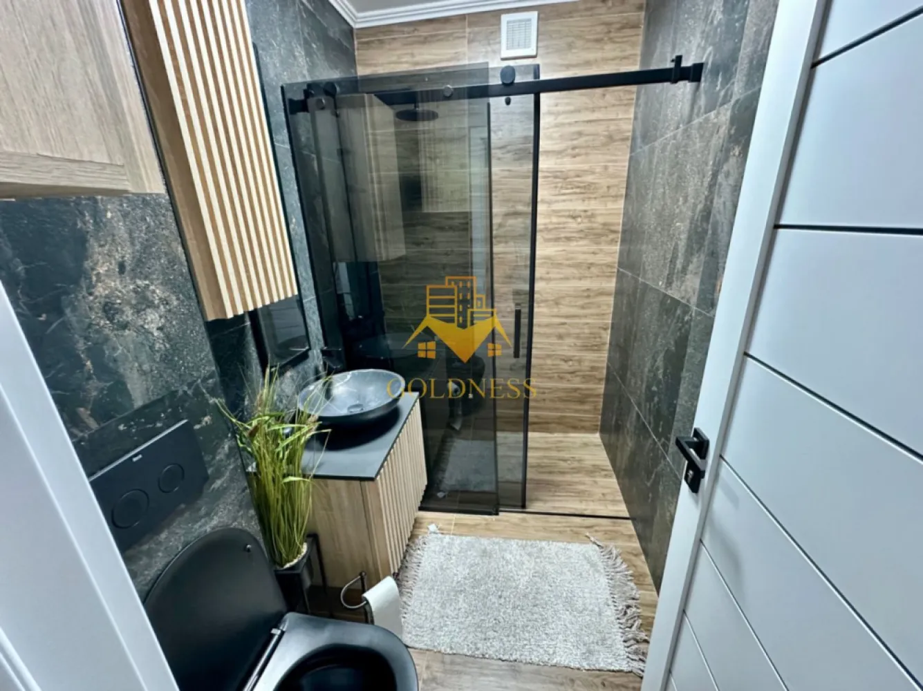 2 camere SemiCentral, UBB, Horea, Prima închiriere, Cetățuia, Gara - GOLDNESS Imobiliare vă propune spre închiriere un apartament cu 2 camere complet mobilat și utilat, la etajul 3 într-un imobil de 3 etaje, SemiCentral.
Dispune de loc de parcare cu garaj exterior.
Se află în apropierea stațiilor de transport în comun, magazine, restaurante, spații verzi, farmacii, etc. 

Apartamentul este compartimentat astfel:
 - dormitor cu pat matrimonial, dressing, noptiere
 - living cu canapea extensibilă 
 - bucătărie complet utilată și mobilată, loc de servit masa 
 - baie cu cabina de dus, calorifer port prosop și dulap pentru depozitare.
 - balcon de 5 mp.

Imobilul este dotat cu toate cele necesare- centrală proprie, frigider, aragaz, hotă, mașină de spălat haine, etc. 

Dacă sunteți interesați de acest apartament și doriți să îl vizionați, dar și pentru alte oferte nu ezitați să ne contactați telefonic sau prin e-mail. Vă stăm la dispoziție!
Pentru intermediere se percepe un comision de 50% din prețul chiriei!