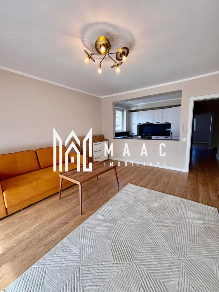 Apartament 2 Camere | Loc De Parcare | 54MPU | - MAAC Imobiliare va prezinta un apartament decomandat, situat la parter, în Cartierul DaVinci, la doar 4 minute de Zona Industrială Vest și 15 minute de Centrul Istoric al Sibiului. Caracteristici principale: Suprafață utilă: 53.45 mp + Balcon generos de 7.37 mp 1 loc de parcare inclus Compartimentare optimă: Living spațios Dormitor confortabil Bucătărie separată Baie modernă Balcon finisat complet Dotări & Beneficii: Stadiu de predare „la cheie” – finisaje moderne, parchet, gresie, obiecte sanitare, prize și întrerupătoare Încălzire în pardoseală – eficiență termică ridicată Izolație cu vată bazaltică – confort termic superior Jaluzele electrice – control facil al luminii și intimității Cartier modern, cu arhitectură deosebită 45% spaii verzi & brazi de-a lungul străzilor Vila cu doar 12 apartamente – intimitate și liniște Priveliste superbă către munți Avantajele locației: 4 minute de Zona Industrială Vest și Aeroportul Internațional Sibiu 4 minute de Metro 15 minute de Centrul Istoric Sibiu Începând cu 2025 – Transport public Tursib în cartier! Apartamentul este mobilat și utilat, exact ca în poze (fără mobilierul din dormitor). Finalizat, intabulat, cu contoare funcționale – GATA DE LOCUIT! Contactează MAAC Imobiliare pentru detalii și programarea unei vizionări specificand ID:CP2465336 }}
