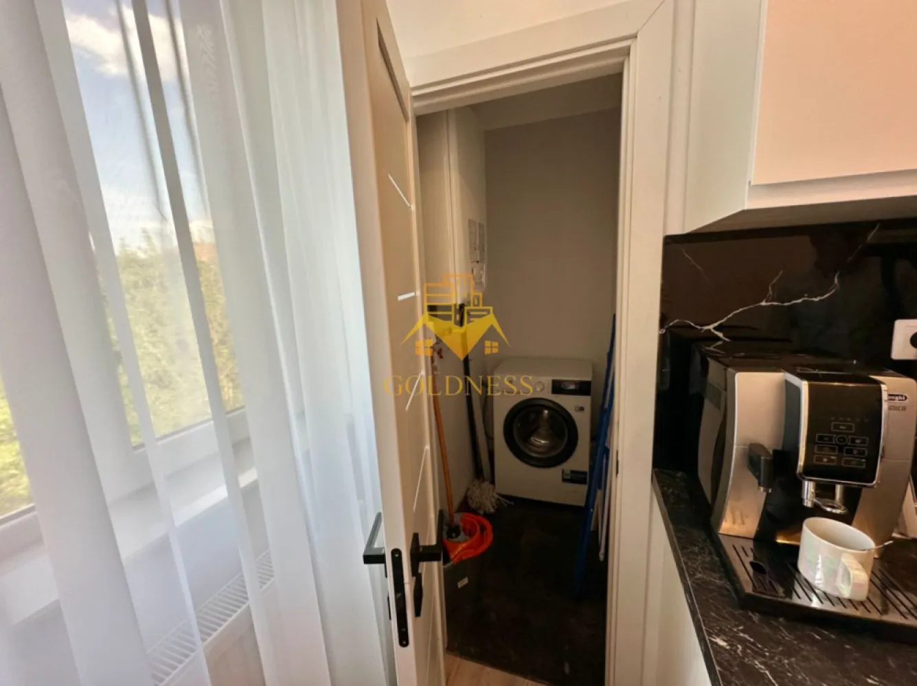 2 camere SemiCentral, UBB, Premium,Horea, Prima închiriere, Cetățuia, - GOLDNESS Imobiliare vă propune spre închiriere un apartament cu 2 camere complet mobilat și utilat, la etajul 3 într-un imobil de 3 etaje, SemiCentral.
Dispune de loc de parcare cu garaj exterior.
Se află în apropierea stațiilor de transport în comun, magazine, restaurante, spații verzi, farmacii, etc. 

Apartamentul este compartimentat astfel:
 - dormitor cu pat matrimonial, dressing, noptiere
 - living cu canapea extensibilă 
 - bucătărie complet utilată și mobilată, loc de servit masa 
 - baie cu cabina de dus, calorifer port prosop și dulap pentru depozitare.
 - balcon de 5 mp.

Imobilul este dotat cu toate cele necesare- centrală proprie, frigider, aragaz, hotă, mașină de spălat haine, etc. 

Dacă sunteți interesați de acest apartament și doriți să îl vizionați, dar și pentru alte oferte nu ezitați să ne contactați telefonic sau prin e-mail. Vă stăm la dispoziție!
Pentru intermediere se percepe un comision de 50% din prețul chiriei!