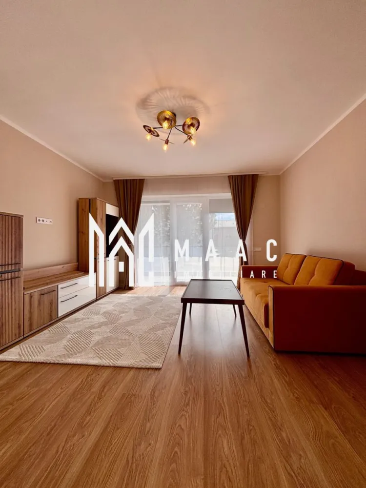 Apartament 2 Camere | Loc De Parcare | 54MPU | - MAAC Imobiliare va prezinta un apartament decomandat, situat la parter, în Cartierul DaVinci, la doar 4 minute de Zona Industrială Vest și 15 minute de Centrul Istoric al Sibiului. Caracteristici principale: Suprafață utilă: 53.45 mp + Balcon generos de 7.37 mp 1 loc de parcare inclus Compartimentare optimă: Living spațios Dormitor confortabil Bucătărie separată Baie modernă Balcon finisat complet Dotări & Beneficii: Stadiu de predare „la cheie” – finisaje moderne, parchet, gresie, obiecte sanitare, prize și întrerupătoare Încălzire în pardoseală – eficiență termică ridicată Izolație cu vată bazaltică – confort termic superior Jaluzele electrice – control facil al luminii și intimității Cartier modern, cu arhitectură deosebită 45% spaii verzi & brazi de-a lungul străzilor Vila cu doar 12 apartamente – intimitate și liniște Priveliste superbă către munți Avantajele locației: 4 minute de Zona Industrială Vest și Aeroportul Internațional Sibiu 4 minute de Metro 15 minute de Centrul Istoric Sibiu Începând cu 2025 – Transport public Tursib în cartier! Apartamentul este mobilat și utilat, exact ca în poze (fără mobilierul din dormitor). Finalizat, intabulat, cu contoare funcționale – GATA DE LOCUIT! Contactează MAAC Imobiliare pentru detalii și programarea unei vizionări specificand ID:CP2465336 }}