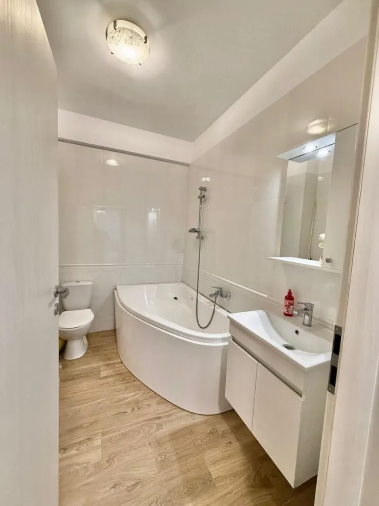Apartament 3 camere Militari Residence complet mobilat si utilat - Vă prezentăm un apartament de 3 camere situat în Militari Residence, ideal pentru cei care își doresc confort, eleganță și mutare imediată 🏡

Proprietatea este amplasată la etajul 6 din 8 și se remarcă prin finisaje premium și mobilier modern, atent ales pentru a oferi un ambient plăcut și funcțional ✨

Detalii proprietate:
• 3 camere spațioase 🛋️
• Etaj 6 din 8 🌇
• Finisaje premium ✔️
• Complet mobilat și utilat modern 🪑
• Disponibil pentru mutare imediată 🔑

Avantaje:
• Design modern, cu atenție la detalii și materiale de calitate superioară
• Spații bine compartimentate, ideale pentru familie sau cuplu
• Lumină naturală din abundență pe tot parcursul zilei ☀️
• Situat într-o zonă dezvoltată, cu acces rapid la magazine, restaurante și transport 🛒🚇

Apartamentul este alegerea perfectă pentru cei care caută o locuință gata de mutare, fără investiții suplimentare, într-o zonă în continuă dezvoltare 📈

Pentru mai multe detalii sau pentru programarea unei vizionări, sunați acum
