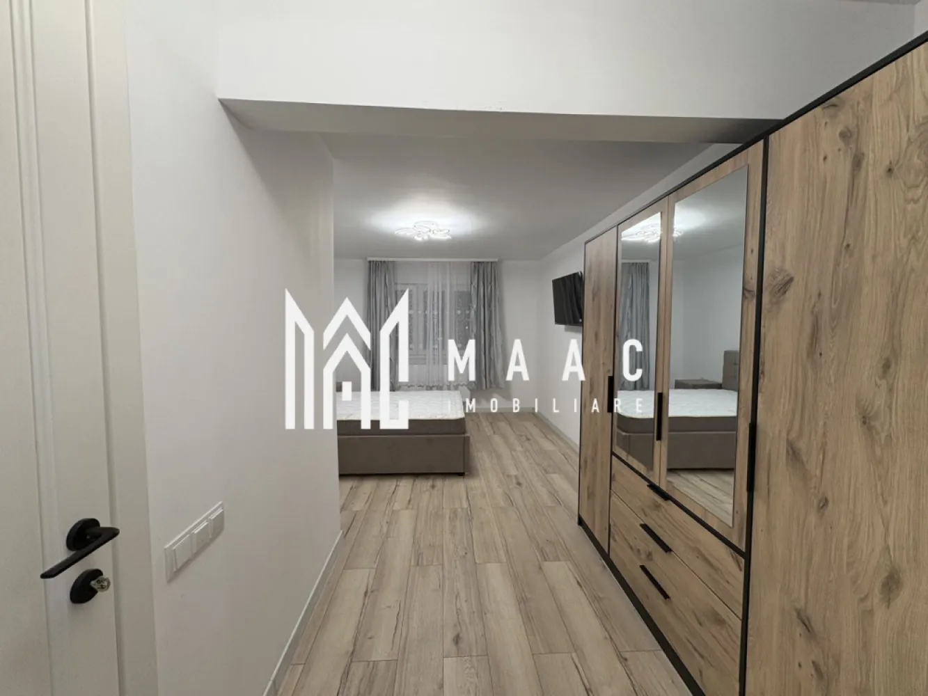 Apartament 2 camere I etajul 3 I LIft I Zona Lazaret - MAAC Imobiliare va propune spre închiriere un apartament modern cu 2 camere, situat la etajul 3 al unui imobil din Sibiu, zona Lazaret.

Blocul are lift.
Apartamentul este compus din dormitor cu baie proprie si living cu bucatarie open space

Se inchiriaza pe minim 12 luni.
Nu sunt acceptate animale de companie.
Se percepe garantie in cuantumul unei chirii lunare.

Pentru mai multe detalii sau vizionare precizați telefonic ca ați văzut anunțul cu ID CP2928710